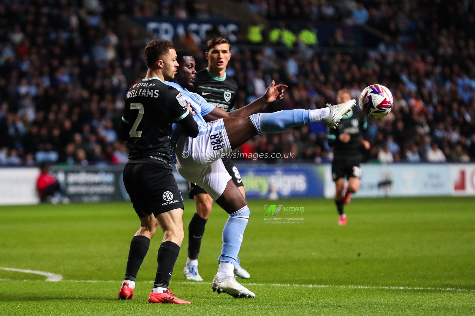 Ephron Mason-Clark of Coventry City passes the ball during the Sky Bet Championship match Coventry City vs Portsmouth at Coventry Building Society Arena, Coventry, United Kingdom, 9th April 2025

(Photo by Gareth Evans/News Images)