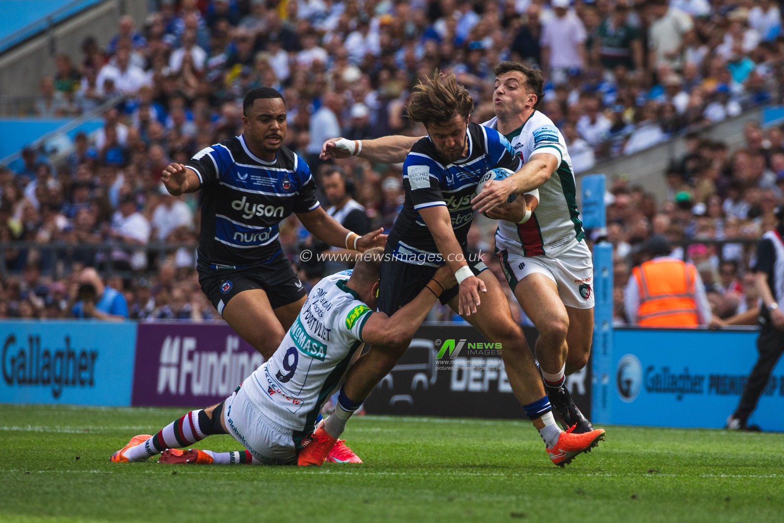 Tom de Glanville of Bath and Jack van Poortvliet of Leicester Tigers during the Gallagher Premiership Play-off Final 2025 Bath Rugby v Leicester Tigers at Allianz Stadium, Twickenham, United Kingdom, 14th June 2025

(Photo by Craig Evans/News Images)