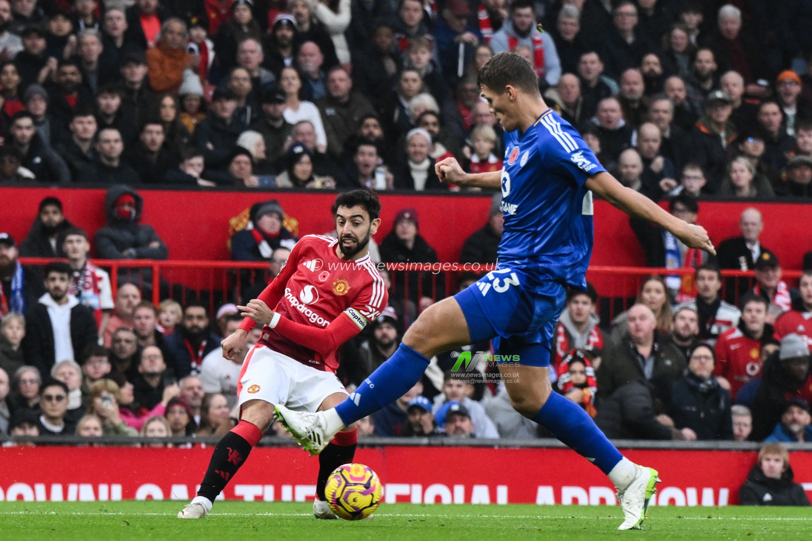 Bruno Fernandes of Manchester United crosses the ball during the Premier League match Manchester United vs Leicester City at Old Trafford, Manchester, United Kingdom, 10th November 2024

(Photo by Craig Thomas/News Images)