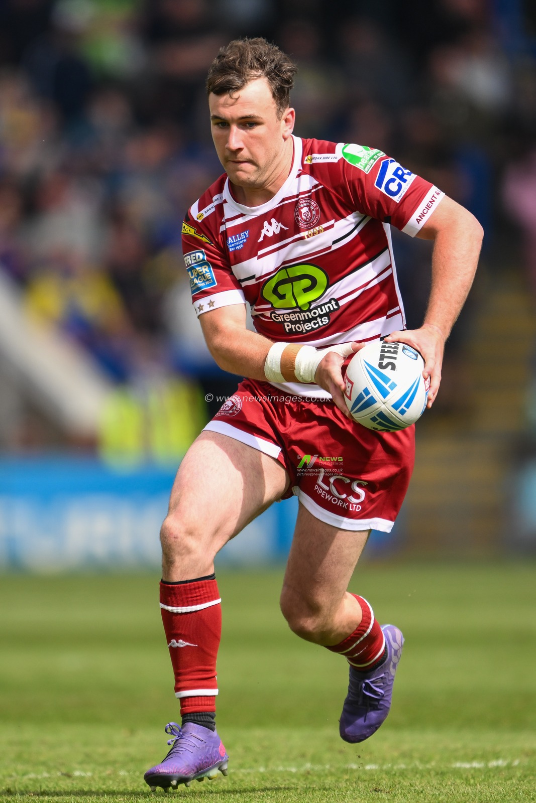 Harry Smith of Wigan Warriors makes a break during the Betfred Super League Round 13 match Warrington Wolves vs Wigan Warriors at Halliwell Jones Stadium, Warrington, United Kingdom, 1st June 2024

(Photo by Craig Thomas/News Images)