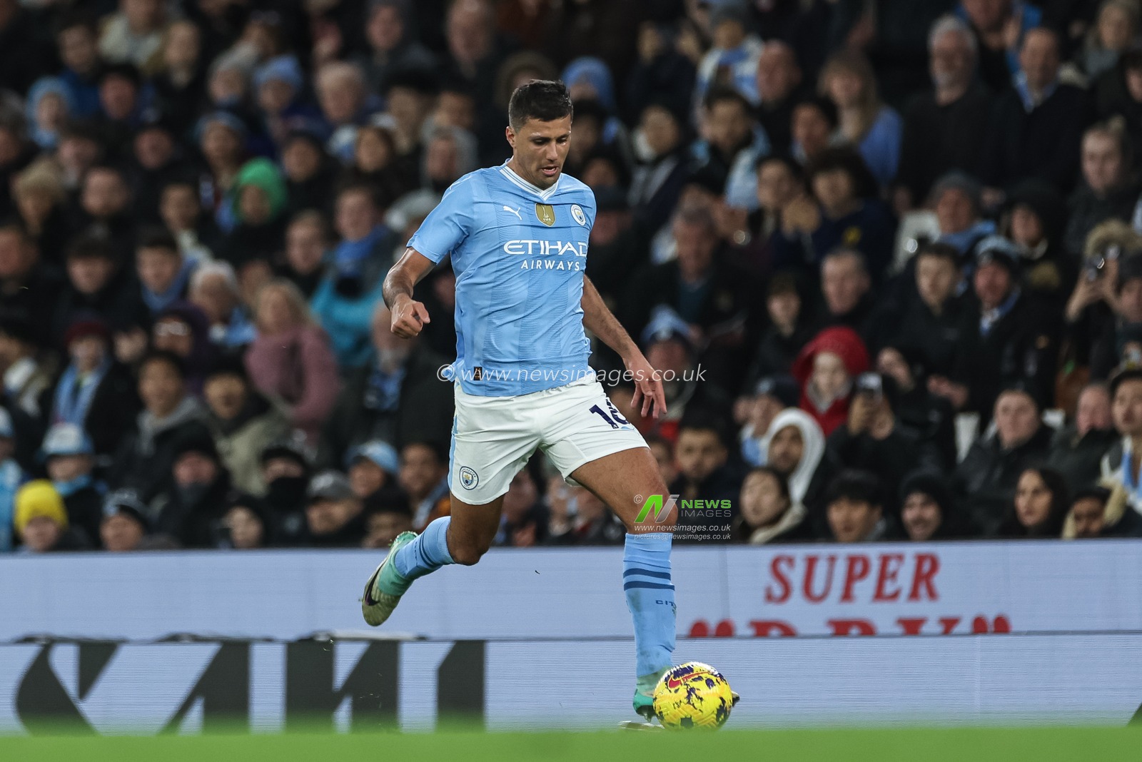 Rodri of Manchester City breaks with the ball during the Premier League match Manchester City vs Burnley at Etihad Stadium, Manchester, United Kingdom, 31st January 2024

(Photo by Mark Cosgrove/News Images)