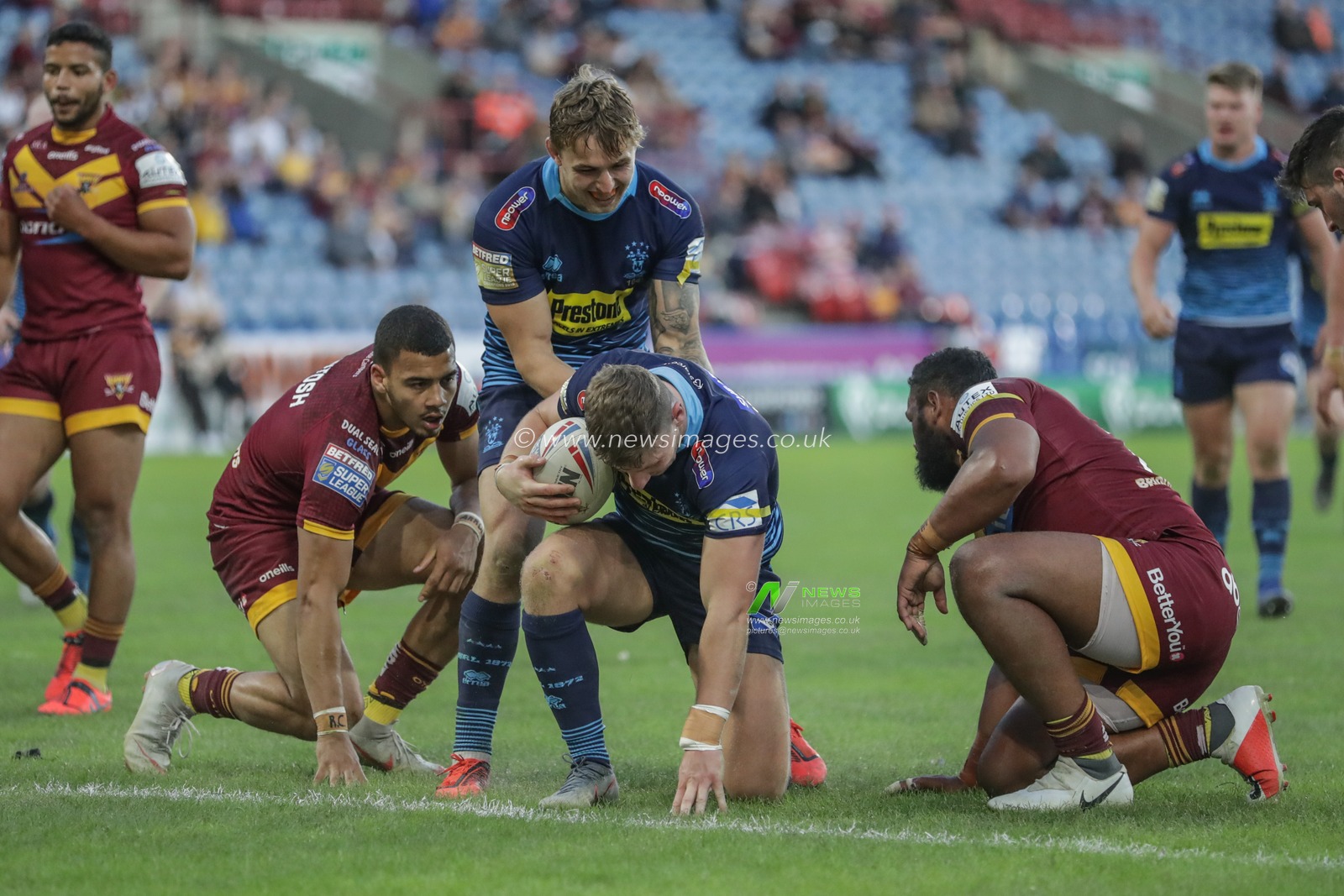 21st June 2019 , John Smiths Stadium, Huddersfield, England; Betfred Super League, Round 19, Huddersfield Giants vs Wigan Warriors ; George Williams (6) of Wigan Warriors goes over for a try 


Credit Mark Cosgrove/News Images