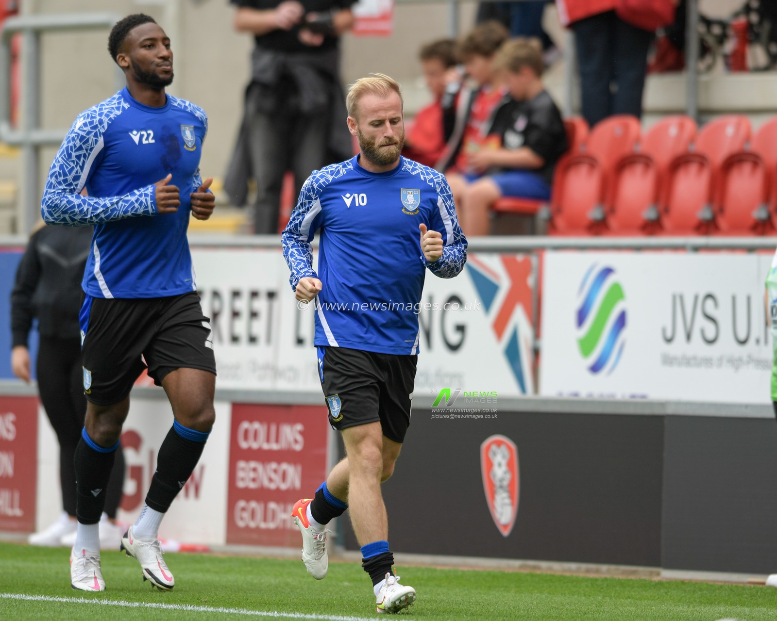 Barry Bannan #10 of Sheffield Wednesday begins his warm up before the game