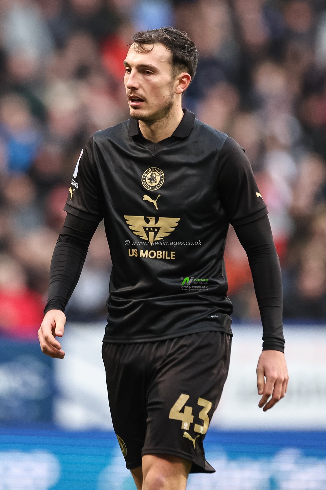 Josh Earl of Barnsley during the Sky Bet League 1 match Bolton Wanderers vs Barnsley at Toughsheet Community Stadium, Bolton, United Kingdom, 3rd February 2024

(Photo by Mark Cosgrove/News Images)