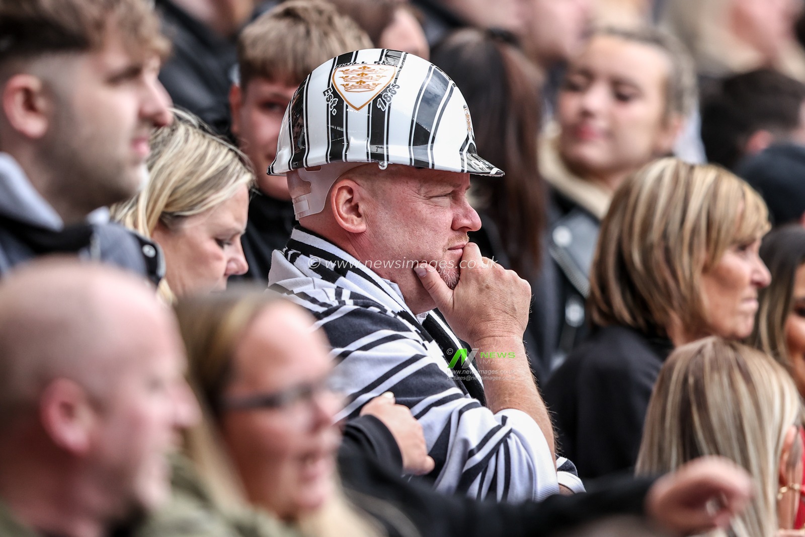 Hull FC fans during the Betfred Super League Round 8 match Hull FC vs Hull KR at MKM Stadium, Hull, United Kingdom, 18th April 2025

(Photo by Alfie Cosgrove/News Images)