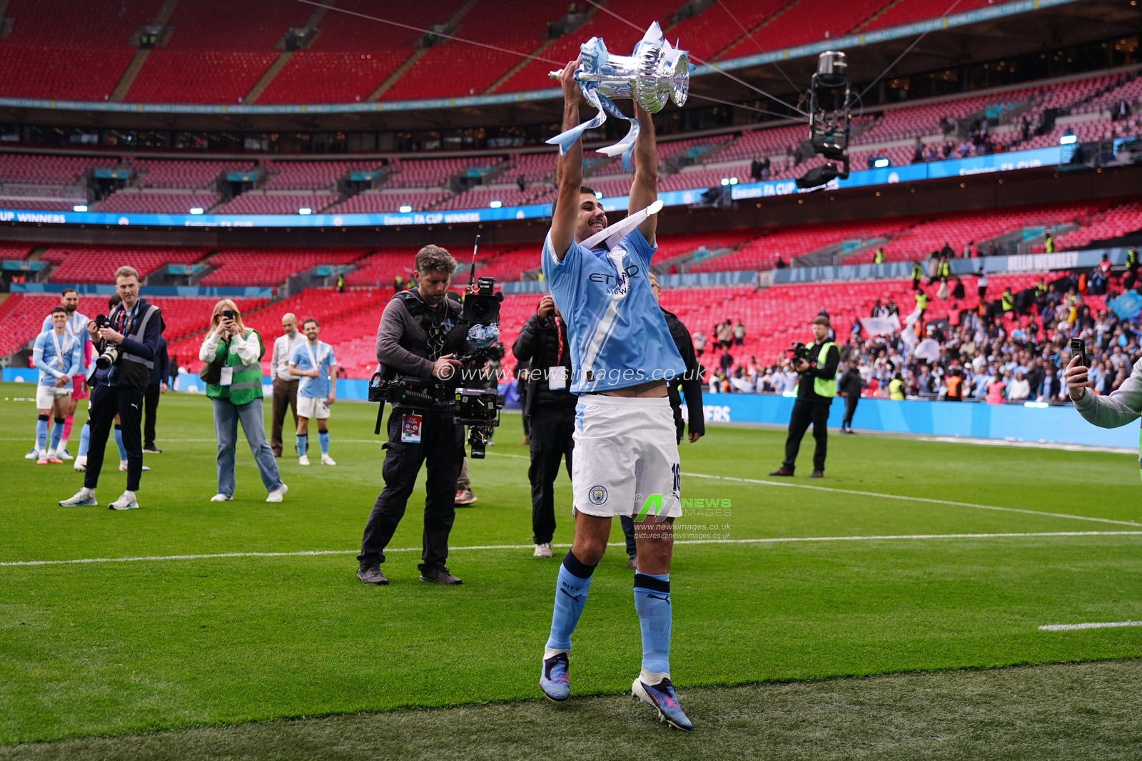 Rodri of Manchester City celebrates with the Fa cup trophy during the Emirates FA Cup Final match Chelsea vs Manchester City at Wembley Stadium, London, United Kingdom on 16 May 2026

(Photo by Harvey Murphy/News Images)