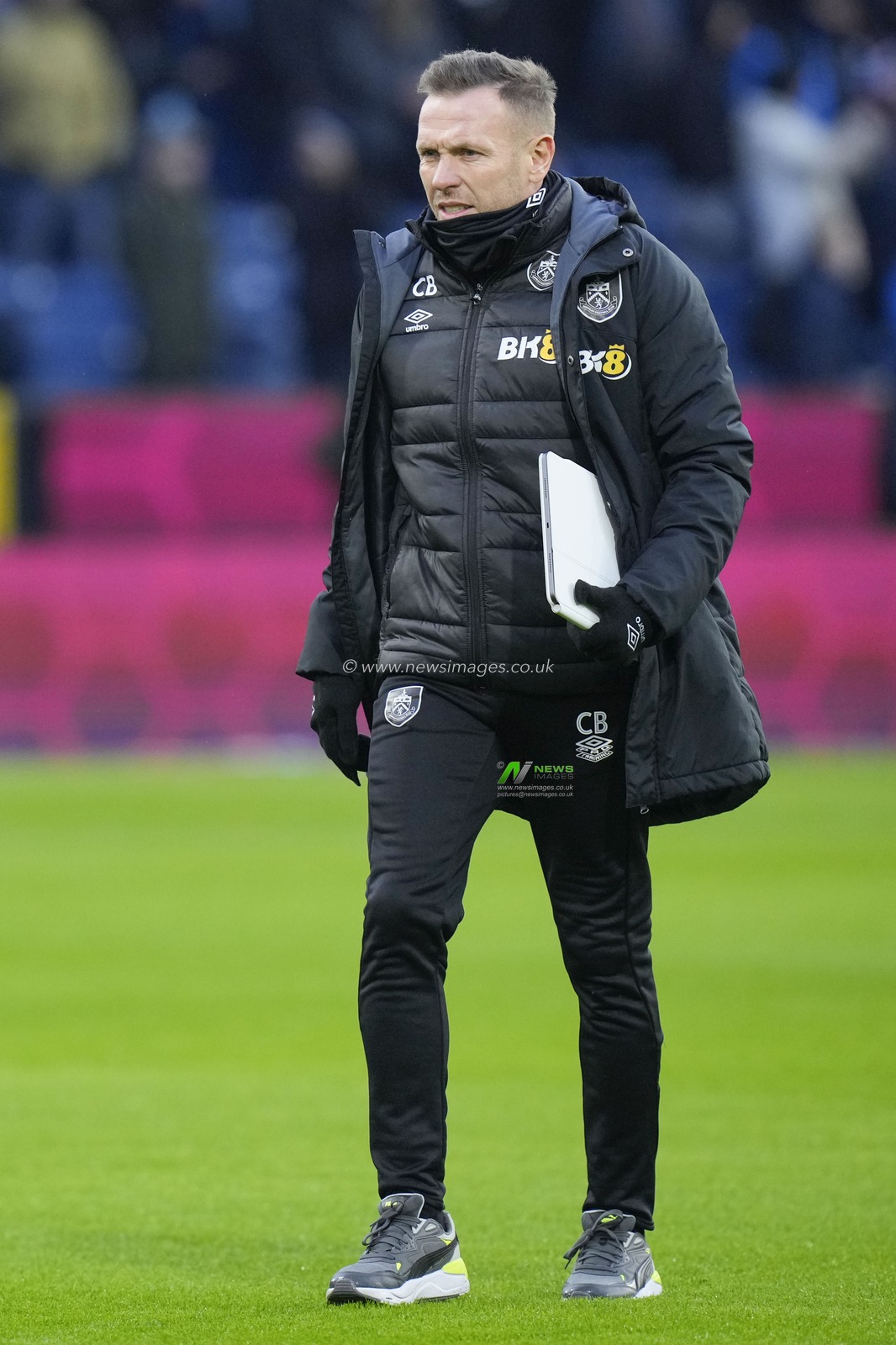 Craig Bellamy coach of Burnley before the Sky Bet Championship match Burnley vs Middlesbrough at Turf Moor, Burnley, United Kingdom, 17th December 2022

(Photo by Steve Flynn/News Images)