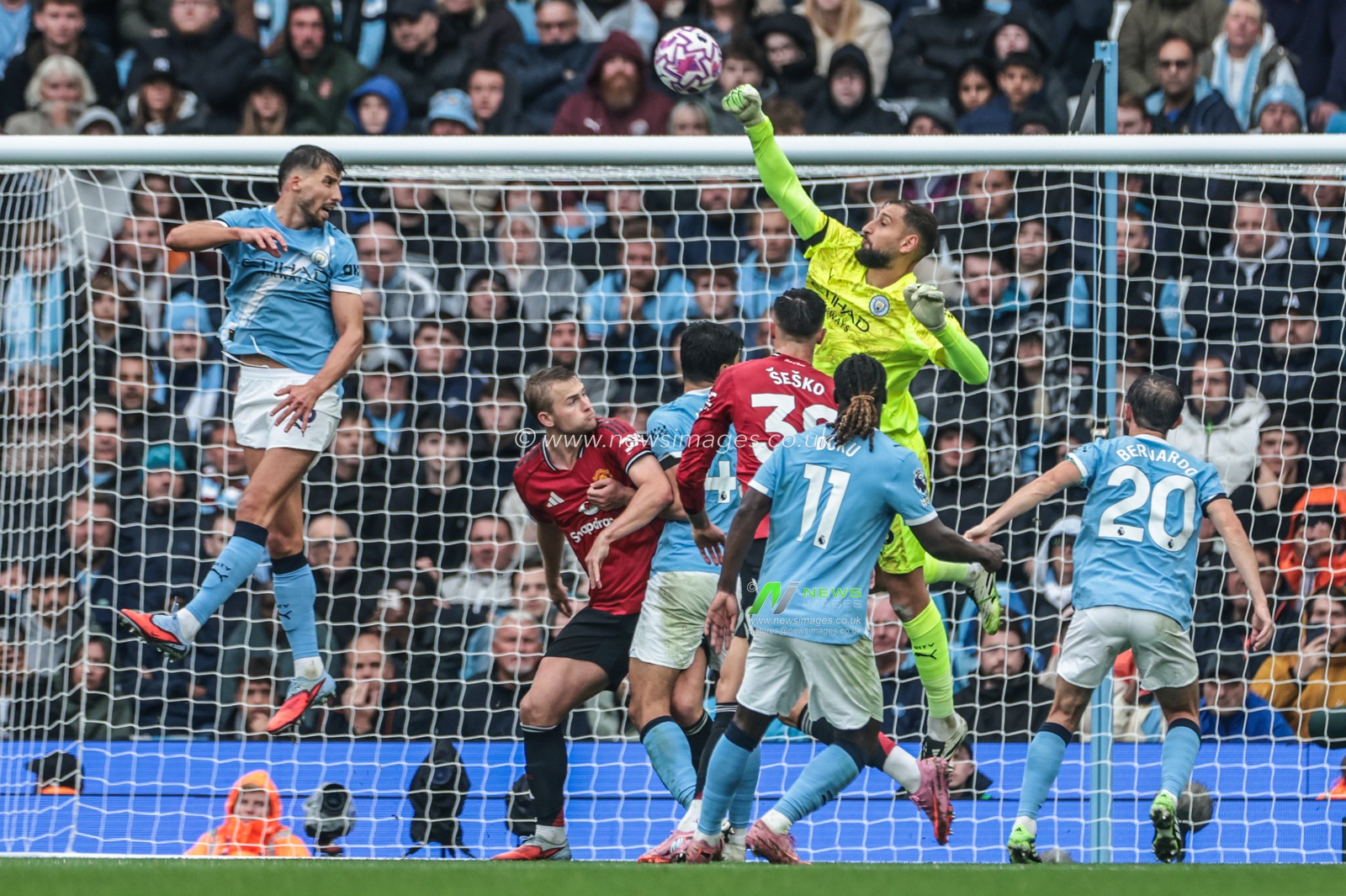 Gianluigi Donnarumma of Manchester City punches the ball clear during the Premier League match Manchester City vs Manchester United at Etihad Stadium, Manchester, United Kingdom, 14th September 2025

(Photo by Mark Cosgrove/News Images)