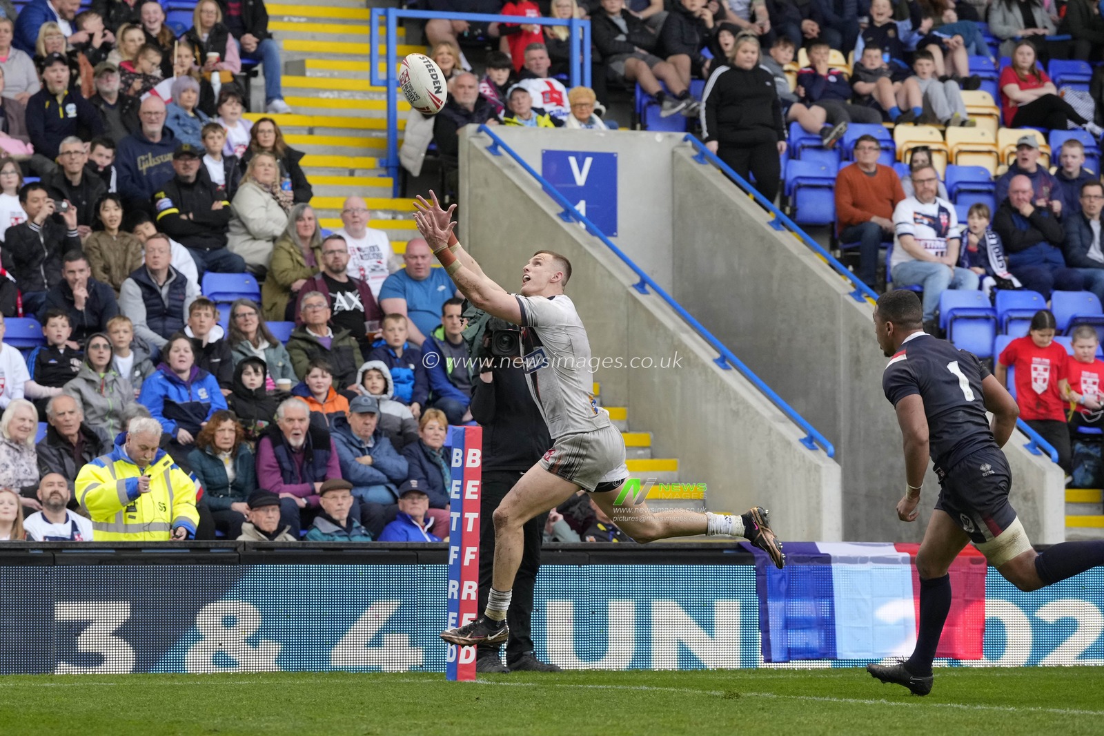 Ash Handley #2 of England catches a kick and runs in to score during the Mid Season International match England vs France at Halliwell Jones Stadium, Warrington, United Kingdom, 29th April 2023

(Photo by Steve Flynn/News Images)