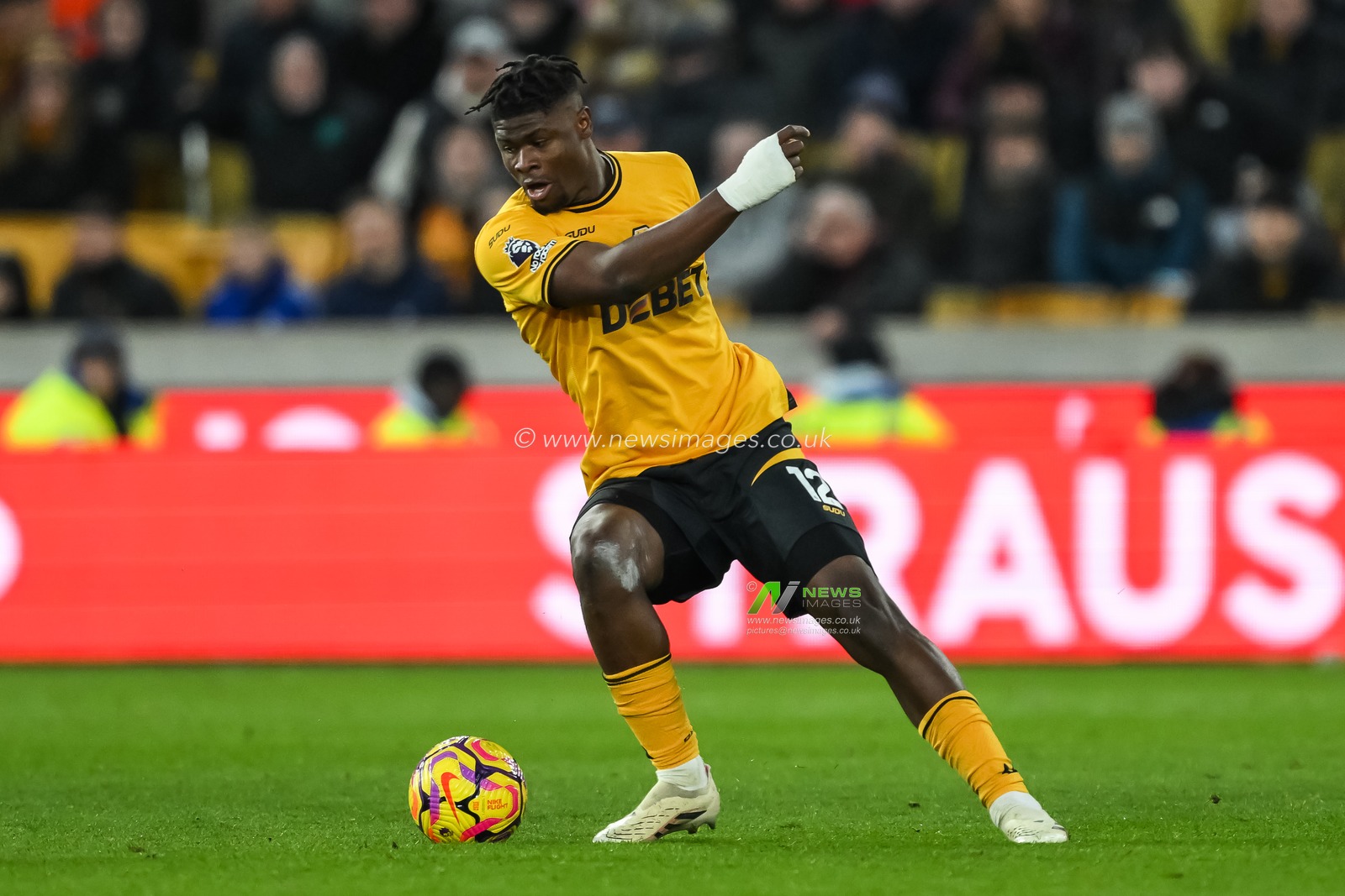 Emmanuel Agbadou of Wolverhampton Wanderers in action with the ball during the Premier League match Wolverhampton Wanderers vs Arsenal at Molineux, Wolverhampton, United Kingdom, 25th January 2025

(Photo by Craig Thomas/News Images)