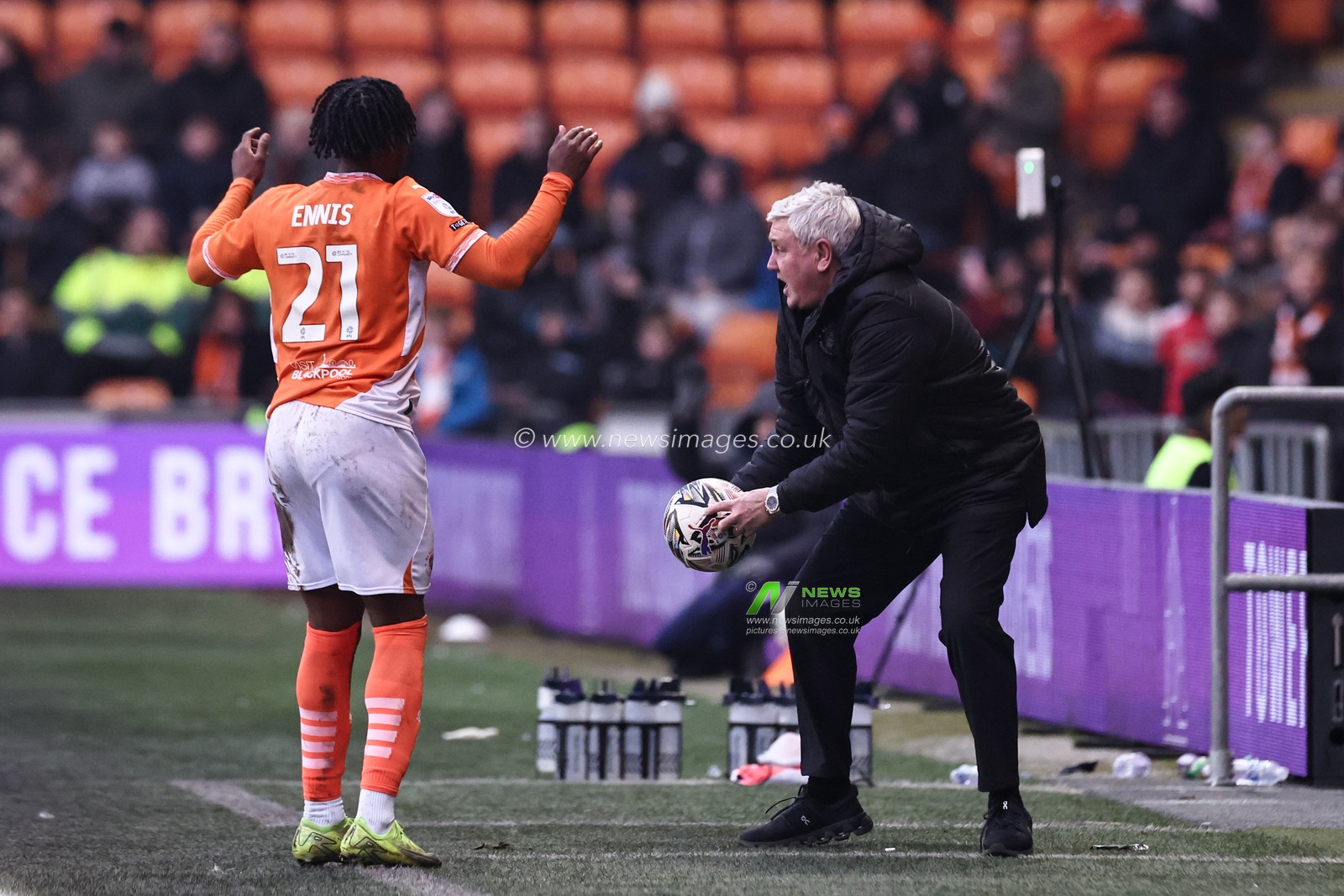 Steve Bruce manager of Blackpool with the ball during the Sky Bet League 1 match Blackpool vs Mansfield Town at Bloomfield Road, Blackpool, United Kingdom, 15th February 2025

(Photo by Mark Cosgrove/News Images)