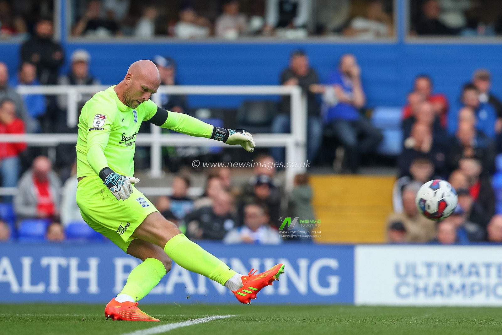 John Ruddy #21 of Birmingham City  passes the ball during the Sky Bet Championship match Birmingham City vs Coventry City at St Andrews, Birmingham, United Kingdom, 17th September 2022

(Photo by Gareth Evans/News Images)
