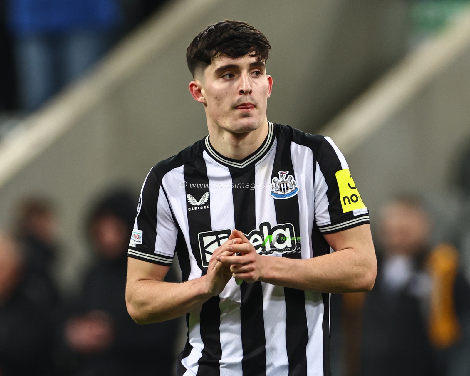 Tino Livramento #21 of Newcastle United applauds the fans after Newcastle lose 1-2 during the UEFA Champions League match Newcastle United vs AC Milan at St. James's Park, Newcastle, United Kingdom, 13th December 2023

(Photo by Mark Cosgrove/News Images)