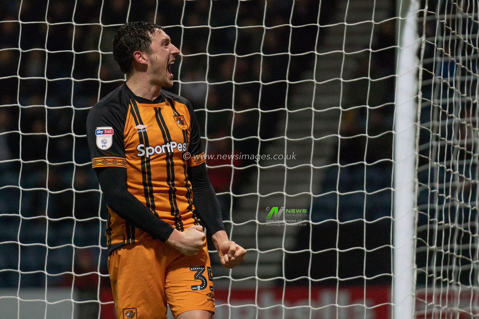 Hull City's Tommy Elphick celebrating 


26th December 2018, Deepdale, Preston, England; Sky Bet Championship, Preston North End vs Hull City ; 


Credit: Terry Donnelly/News Images

English Football League images are subject to DataCo Licence