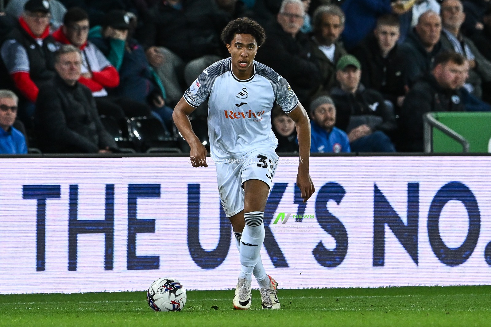 Bashir Humphreys #33 of Swansea City in action during the Sky Bet Championship match Swansea City vs Norwich City at Swansea.com Stadium, Swansea, United Kingdom, 4th October 2023

(Photo by Craig Thomas/News Images)