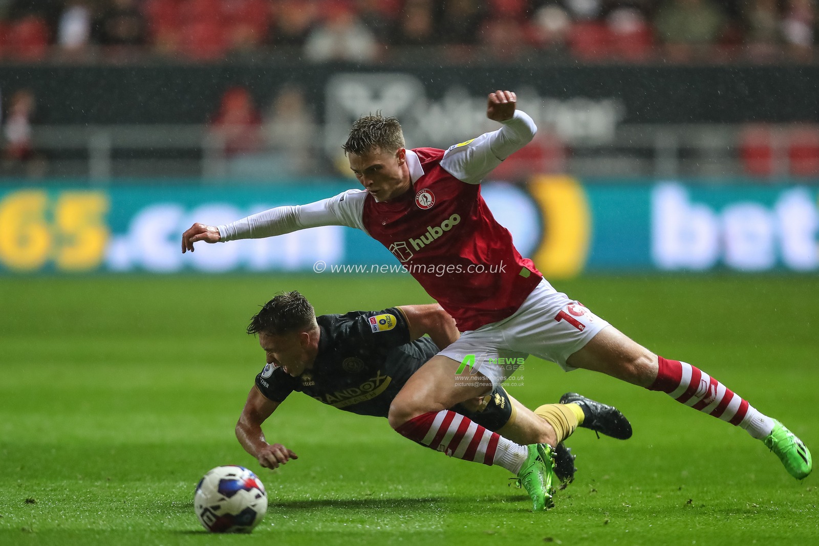 Ben Osborn #23 of Sheffield United fouls George Tanner #19 of Bristol City  during the Sky Bet Championship match Bristol City vs Sheffield United at Ashton Gate, Bristol, United Kingdom, 1st November 2022

(Photo by Gareth Evans/News Images)
