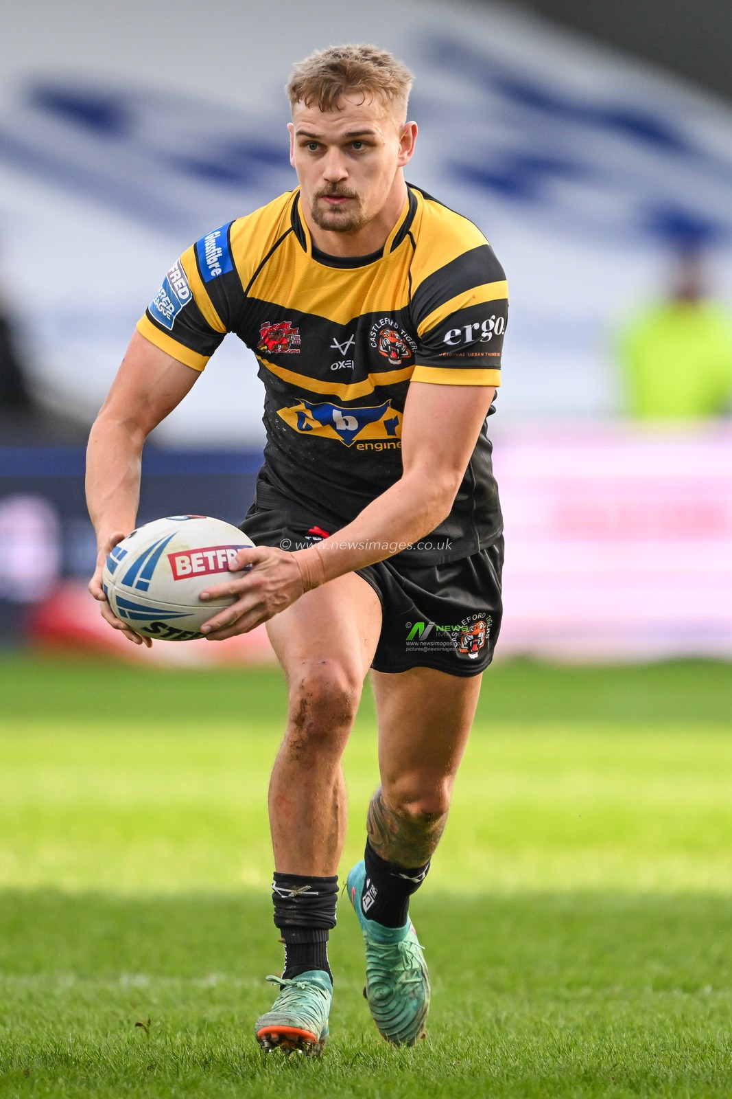 Luke Hooley of Castleford Tigers makes a break during the Betfred Super League match Salford Red Devils vs Castleford Tigers at Salford Community Stadium, Eccles, United Kingdom, 25th February 2024

(Photo by Craig Thomas/News Images)