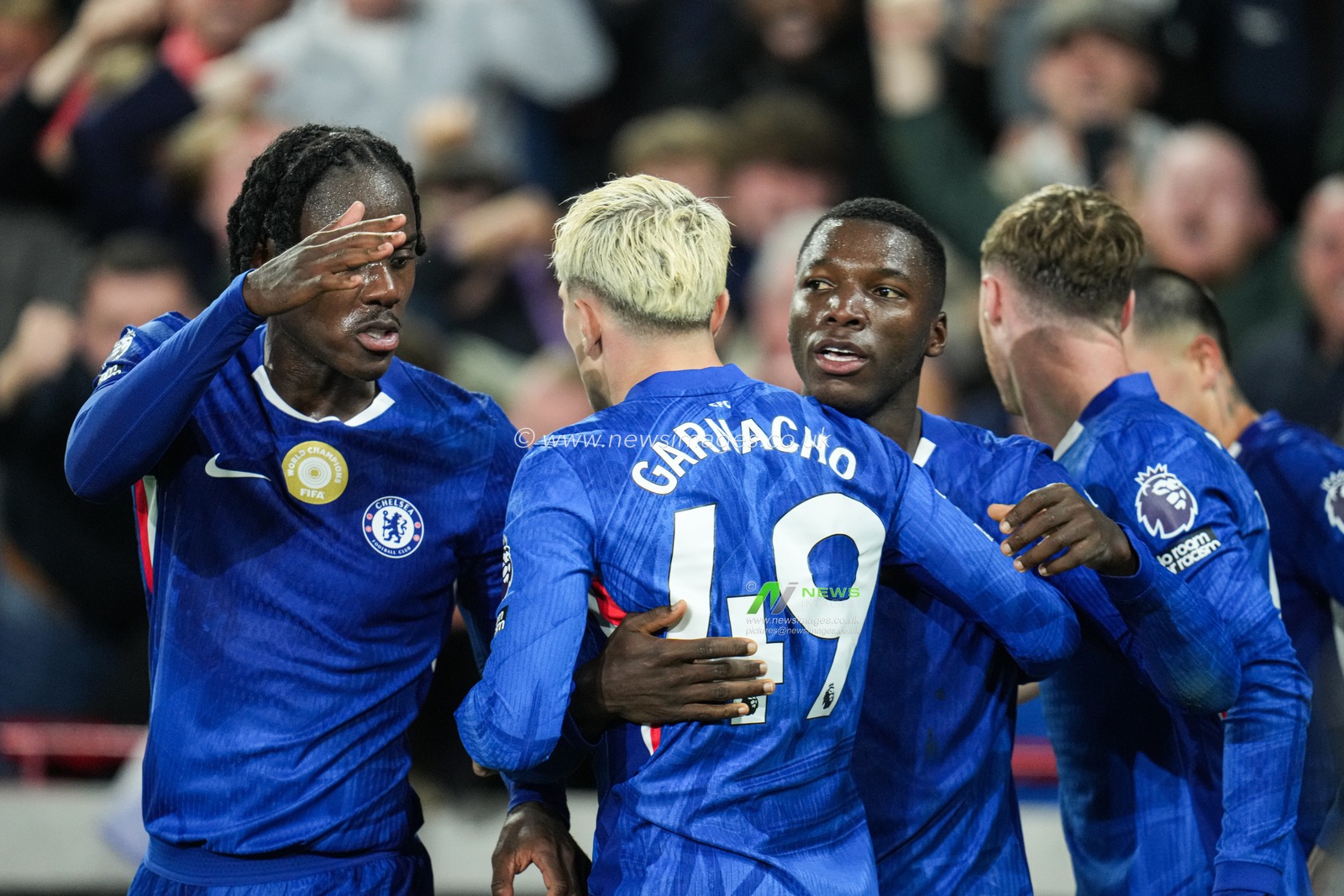 Chelsea players celebrate Moisés Caicedo of Chelsea goal during the Premier League match Brentford vs Chelsea at The Gtech Community Stadium, London, United Kingdom, 13th September 2025

(Photo by Harvey Murphy/News Images)