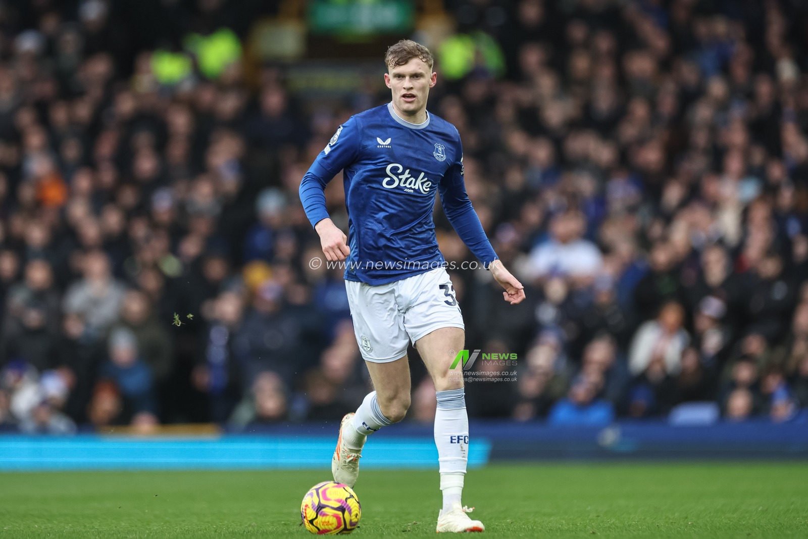 Jarrad Branthwaite of Everton with the ball during the Premier League match Everton vs Chelsea at Goodison Park, Liverpool, United Kingdom, 22nd December 2024

(Photo by Mark Cosgrove/News Images)