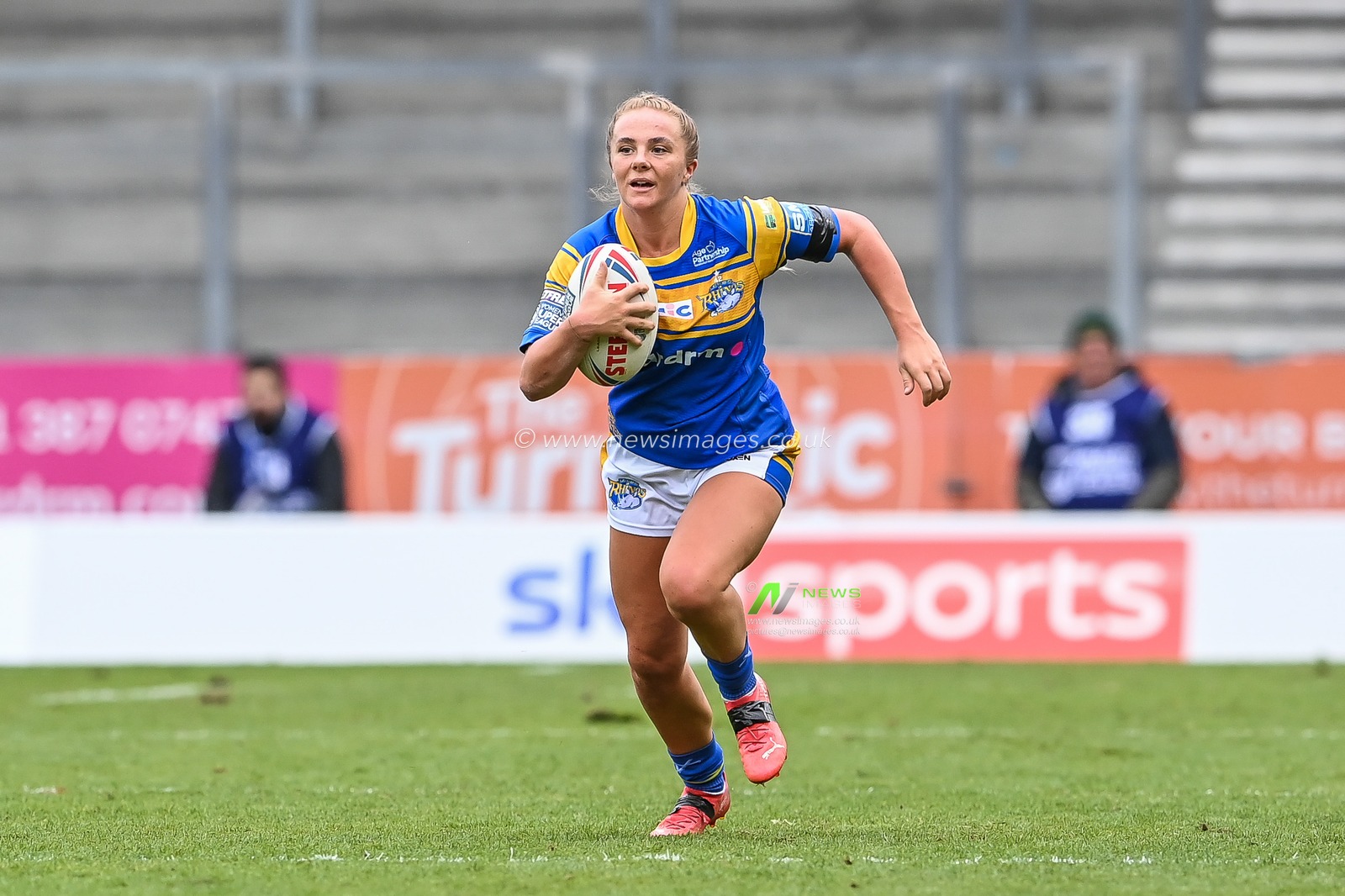 Lucy Murray of Leeds Rhinos Women makes a break during the Betfred Women's Super League Grand Final York CIty Knights Women vs Leeds Rhinos Women at Totally Wicked Stadium, St Helens, United Kingdom, 18th September 2022

(Photo by Craig Thomas/News Images)