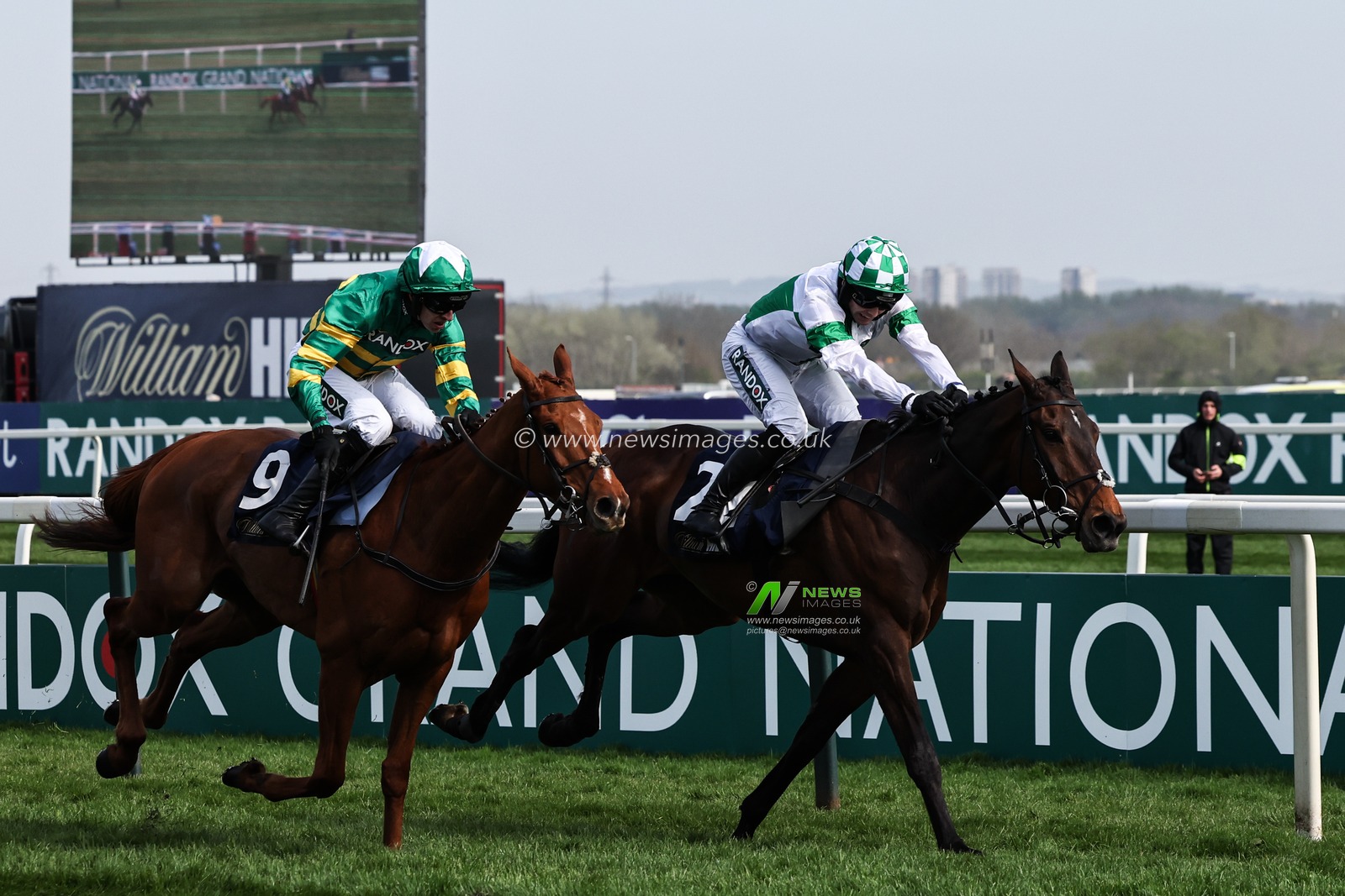 Wellington Arch ridden by Jonjo Oâ€™Neill JR leads in the William Hill Handicap Hurdle during the Randox Grand National 2025 Day 2 Ladies Day at Aintree Racecourse, Liverpool, United Kingdom, 4th April 2025

(Photo by Mark Cosgrove/News Images)