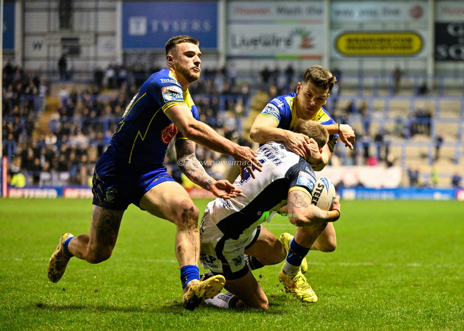 Liam Sutcliffe Hull FC is tackled, during the Betfred Super League Round 2 match Warrington Wolves vs Hull FC at Halliwell Jones Stadium, Warrington, United Kingdom, 23rd February 2024

(Photo by Cody Froggatt/News Images)