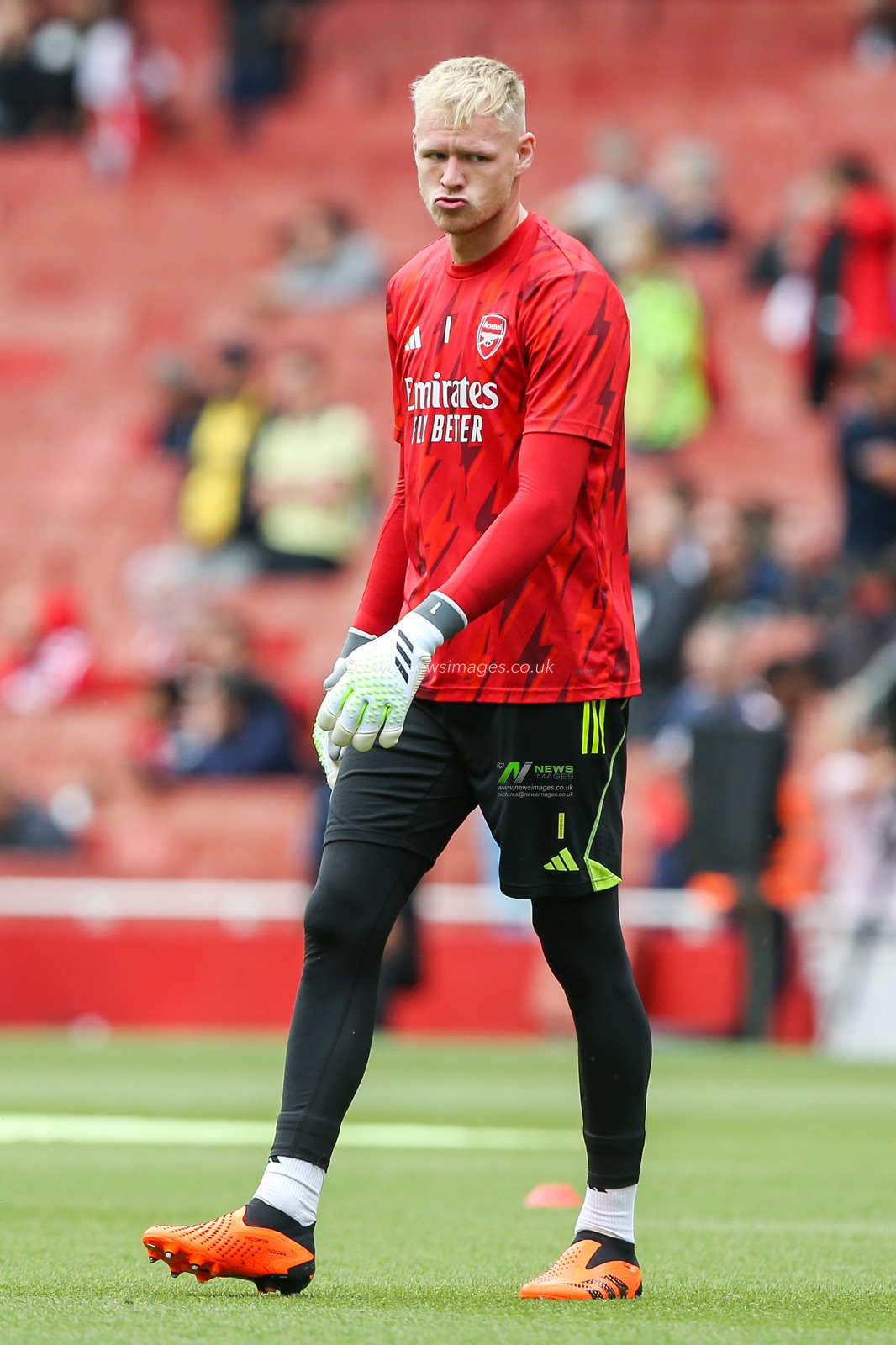 Aaron Ramsdale #1 of Arsenal warms up during the Premier League match Arsenal vs Fulham at Emirates Stadium, London, United Kingdom, 26th August 2023

(Photo by Arron Gent/News Images)