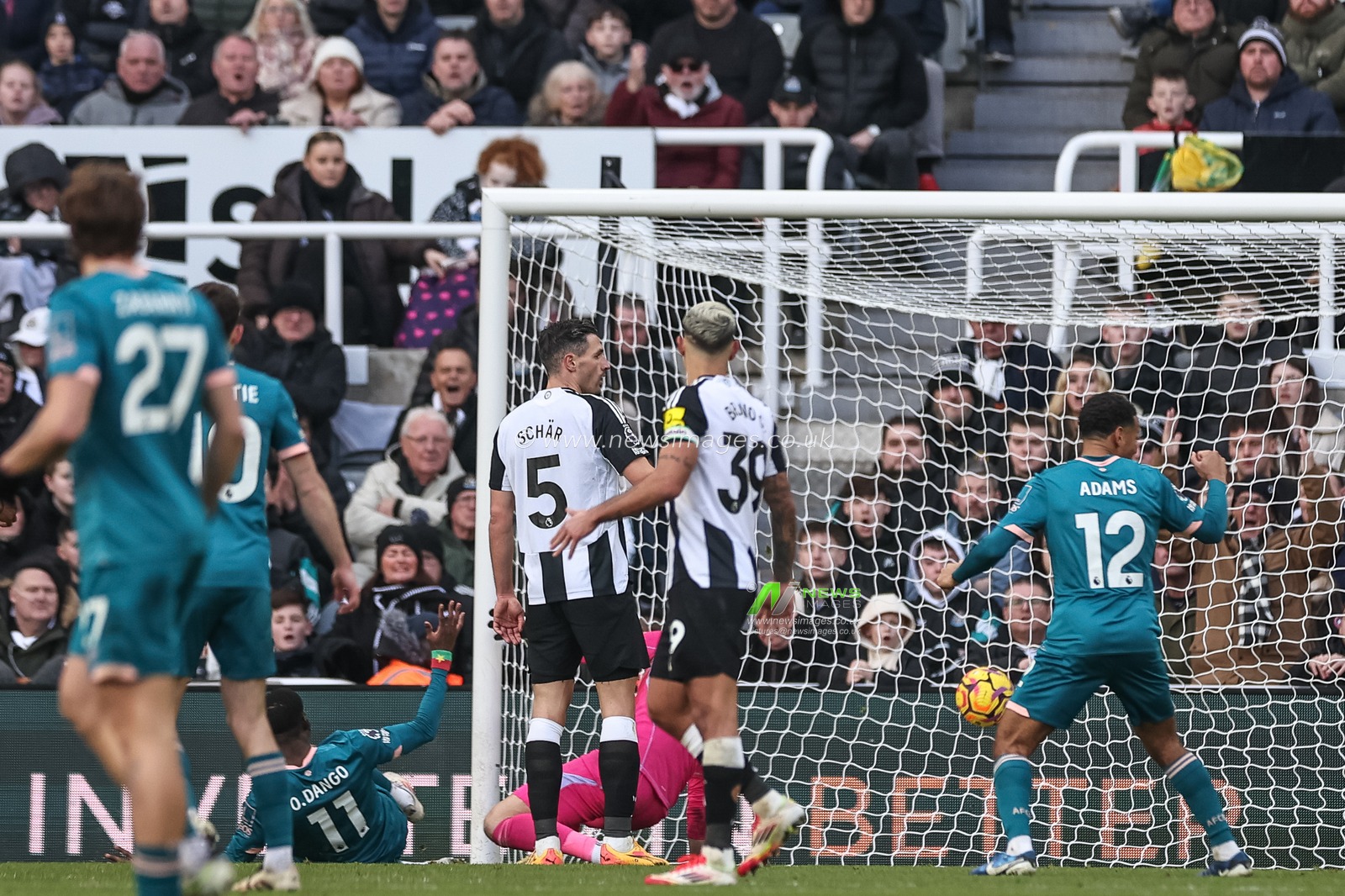 Dango Ouattara of Bournemouth scores but VAR rules it out during the Premier League match Newcastle United vs Bournemouth at St. James's Park, Newcastle, United Kingdom, 18th January 2025

(Photo by Mark Cosgrove/News Images)