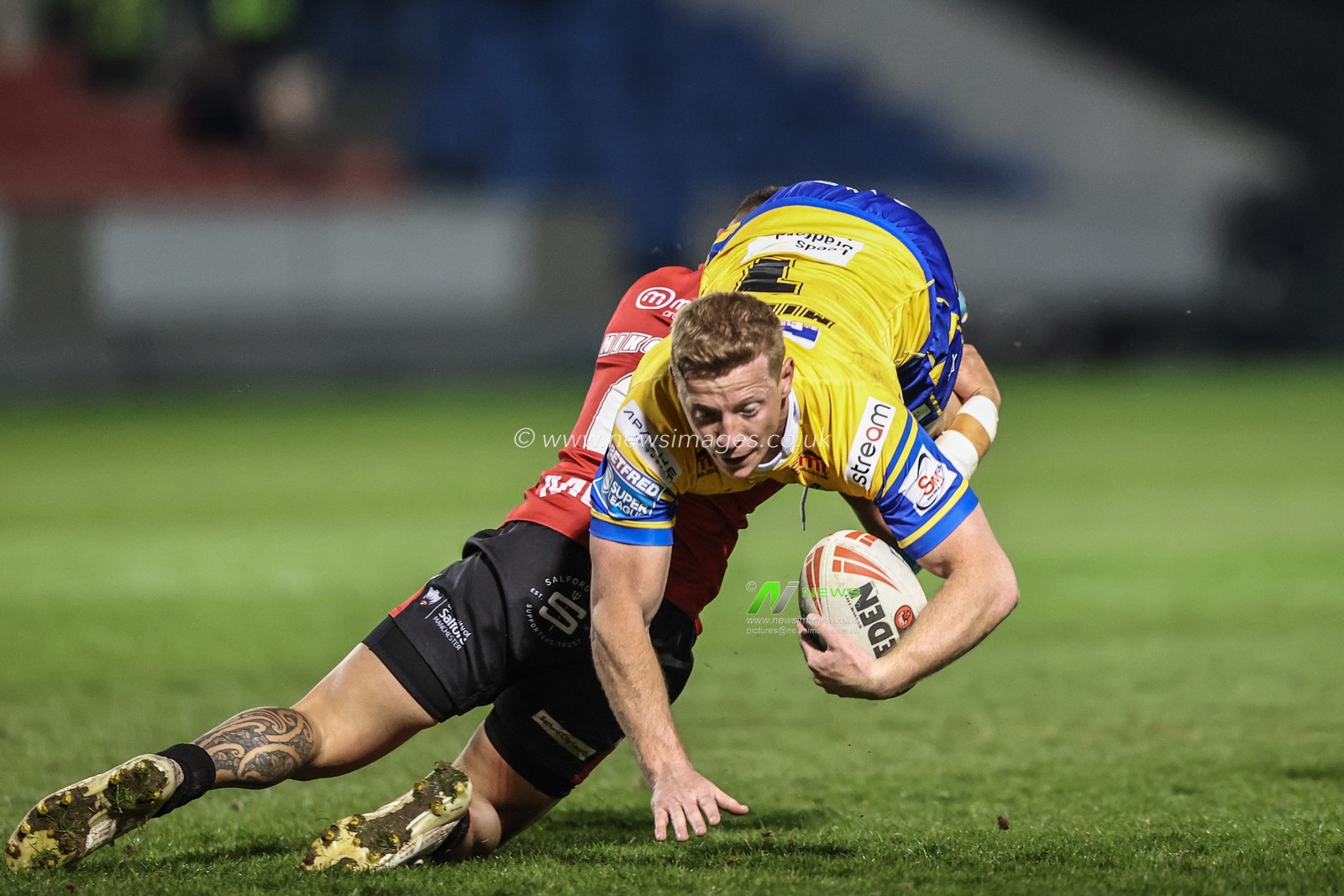 Lachlan Miller of Leeds Rhinos is tackled by Jayden Nikorima of Salford Red Devils during the Betfred Super League match Salford Red Devils vs Leeds Rhinos at Salford Community Stadium, Eccles, United Kingdom, 10th April 2025

(Photo by Alfie Cosgrove/News Images)