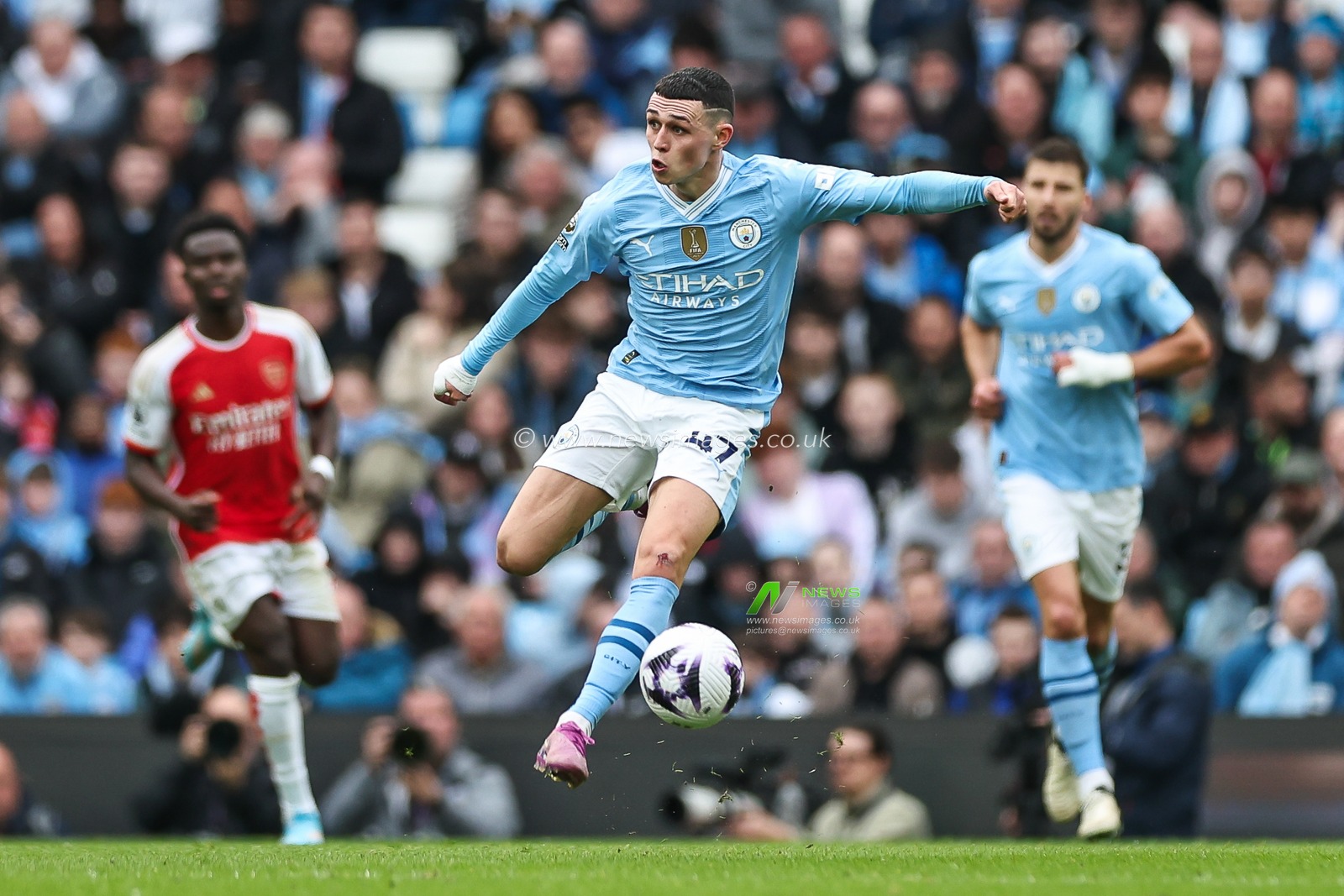 Phil Foden of Manchester City controls the ball during the Premier League match Manchester City vs Arsenal at Etihad Stadium, Manchester, United Kingdom, 31st March 2024

(Photo by Mark Cosgrove/News Images)