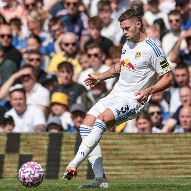 Gabriel Gudmundsson of Leeds United passes the ball during the Pre-season friendly match Leeds United vs Villarreal at Elland Road, Leeds, United Kingdom, 2nd August 2025

(Photo by Mark Cosgrove/News Images)