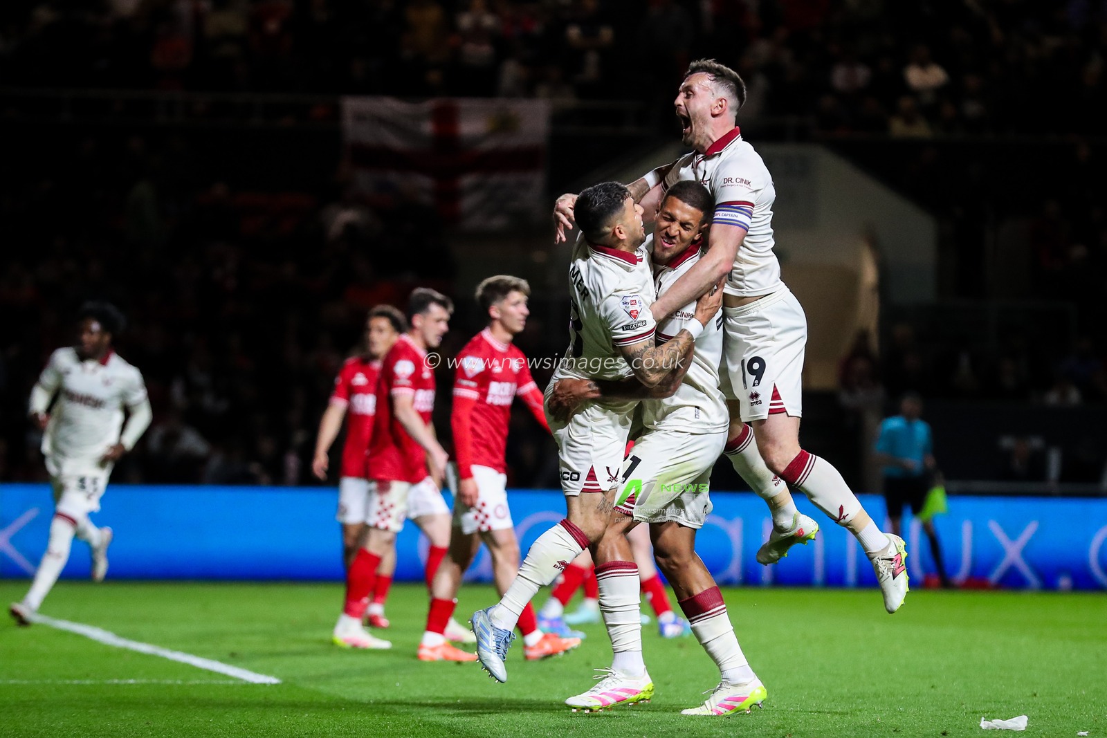 Vinicius Souza of Sheffield United celebrates his side's goal to make it 0-3 during the Sky Bet Championship Playoff Semi-final match Bristol City vs Sheffield United at Ashton Gate, Bristol, United Kingdom, 8th May 2025

(Photo by Gareth Evans/News Images)