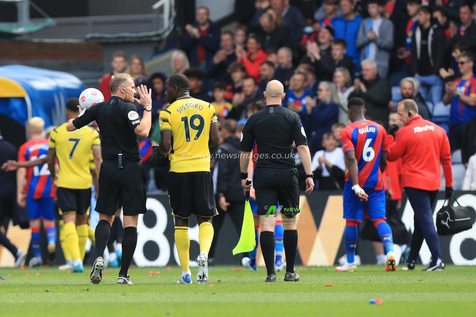 Moussa Sissoko #19 of Watford remonstrates with referee, Graham Scott at half time.