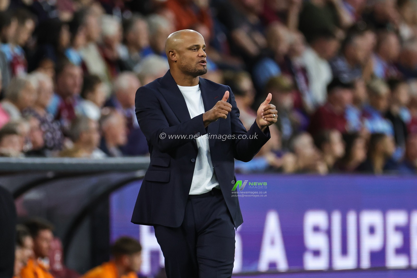 Vincent Kompany Manager of Burnley gives his team the thumbs up during the Premier League match Burnley vs Manchester City at Turf Moor, Burnley, United Kingdom, 11th August 2023

(Photo by Mark Cosgrove/News Images)