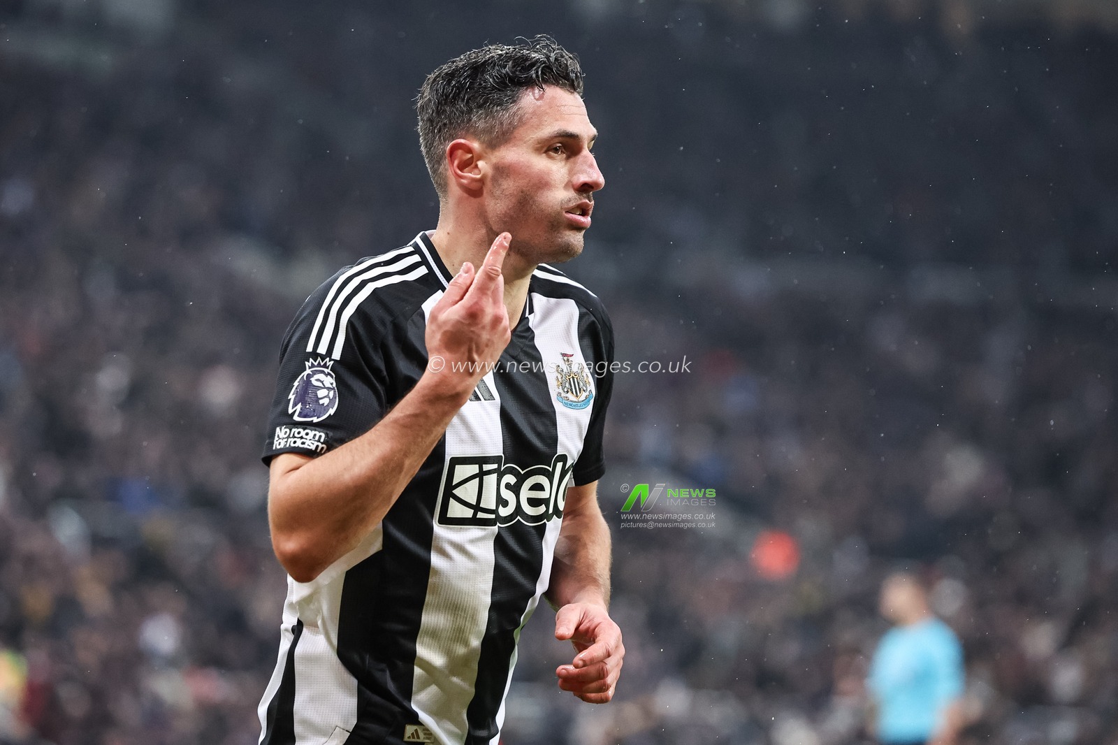 Fabian SchÃ¤r of Newcastle United celebrates his goal to make it 3-3 during the Premier League match Newcastle United vs Liverpool at St. James' Park, Newcastle, United Kingdom, 4th December 2024

(Photo by Mark Cosgrove/News Images)