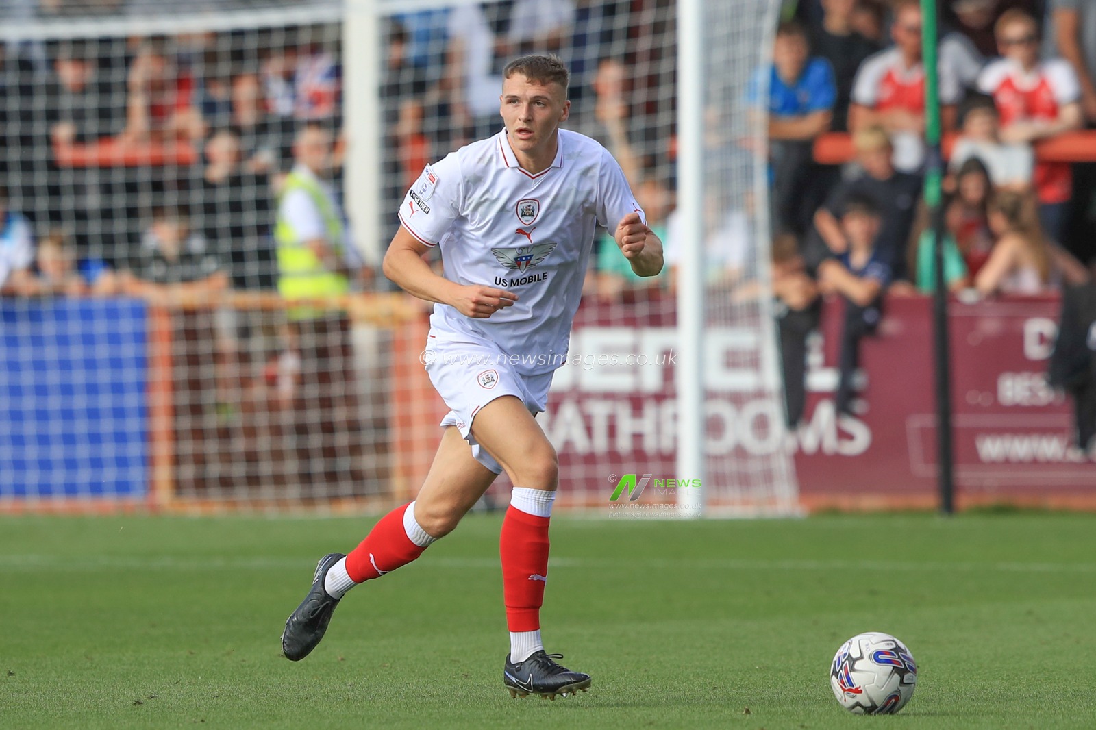 Jack Shepherd #41 of Barnsley breaks with the ball during the Sky Bet League 1 match Cheltenham Town vs Barnsley at The Jonny-Rocks Stadium, Cheltenham, United Kingdom, 2nd September 2023

(Photo by Alfie Cosgrove/News Images)
