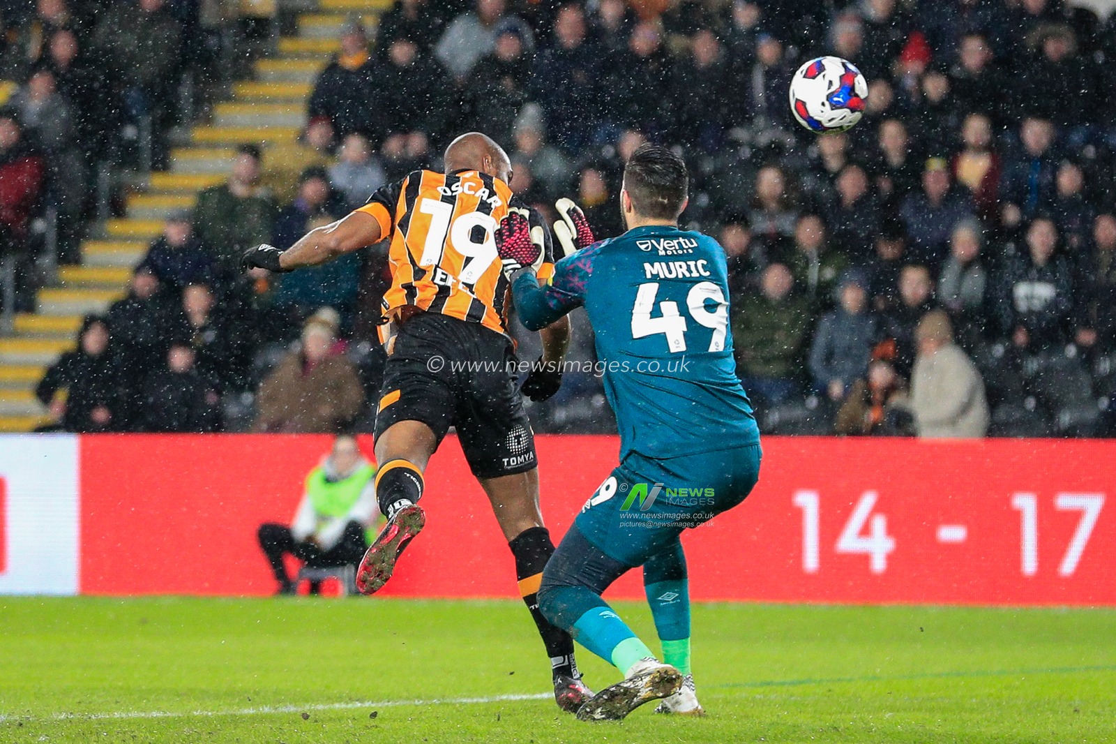 Ã“scar EstupiÃ±Ã¡n #19 of Hull City heads the ball at goal but goes wide in the second half of the Sky Bet Championship match Hull City vs Burnley at MKM Stadium, Hull, United Kingdom, 15th March 2023

(Photo by James Heaton/News Images)