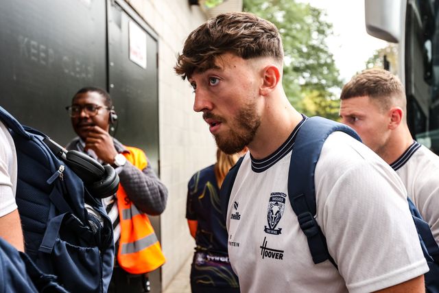 Matty Ashton of Warrington Wolves arrives during the Betfred Super League round 25 match Hull FC vs Warrington Wolves at MKM Stadium, Hull, United Kingdom on 29 August 2026

(Photo by Alfie Cosgrove/News Images)