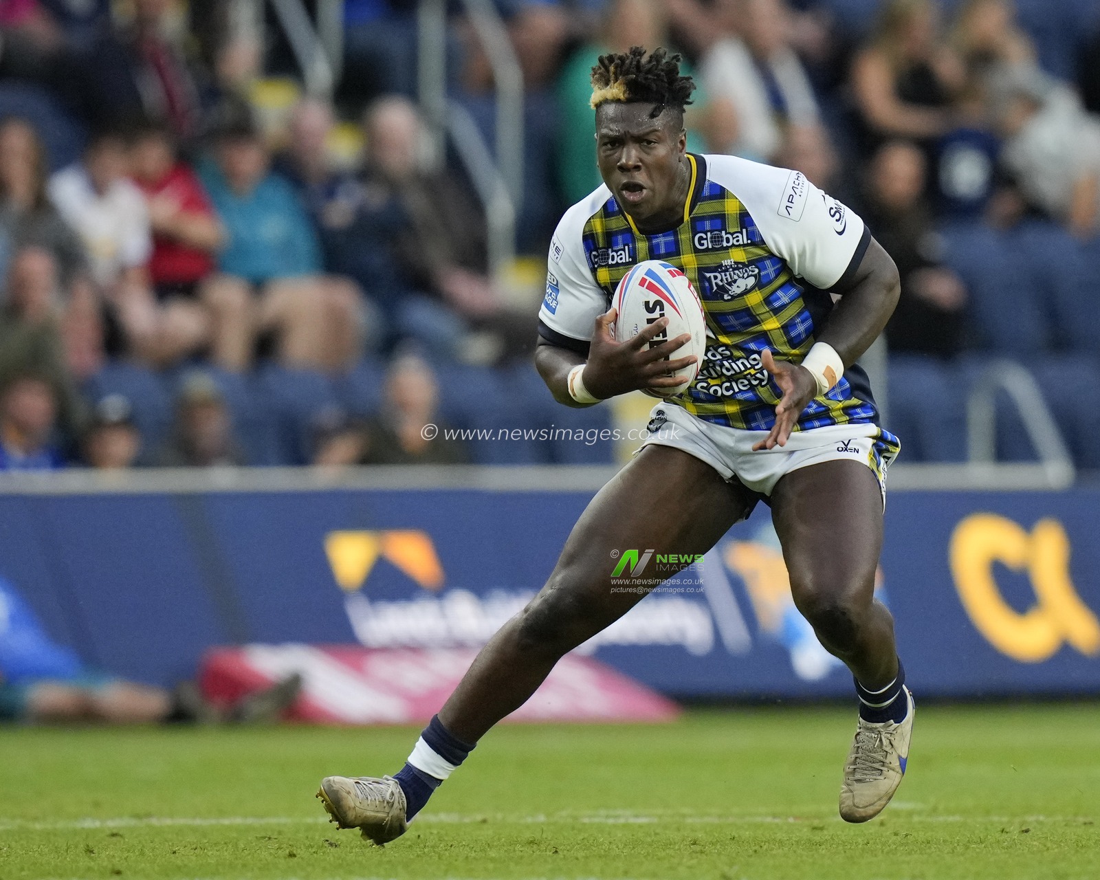 Justin Sangare #17 of Leeds Rhinos during the Betfred Super League Round 16 match Leeds Rhinos vs Huddersfield Giants at Headingley Stadium, Leeds, United Kingdom, 23rd June 2023

(Photo by Steve Flynn/News Images)