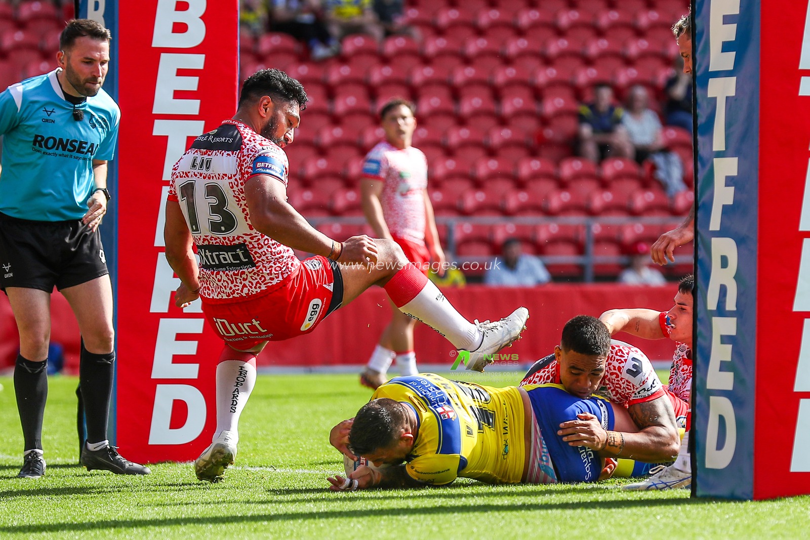 Paul Vaughan of Warrington Wolves goes over for a try during the Betfred Challenge Cup Semi-final match Warrington Wolves vs Leigh Leopards at Totally Wicked Stadium, St Helens, United Kingdom, 11th May 2025

(Photo by Gareth Evans/News Images)