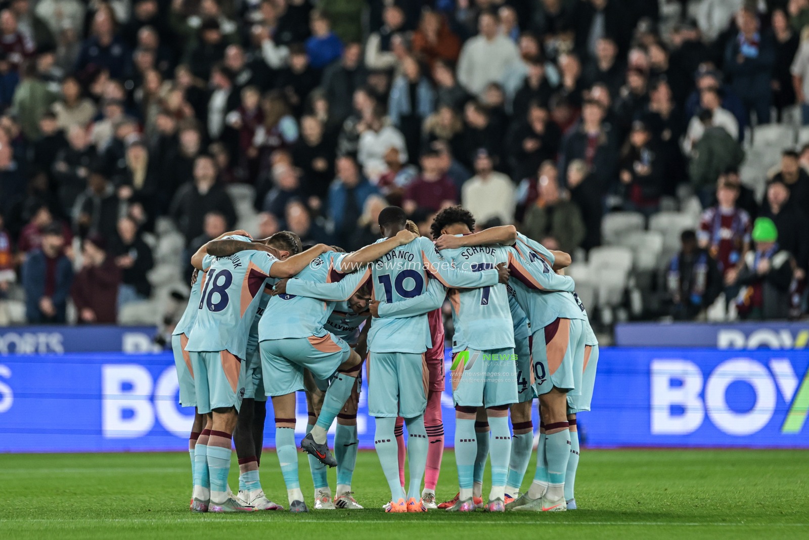 Brentford have a team huddle before the game during the Premier League match West Ham United vs Brentford at London Stadium, London, United Kingdom, 20th October 2025

(Photo by Mark Cosgrove/News Images)