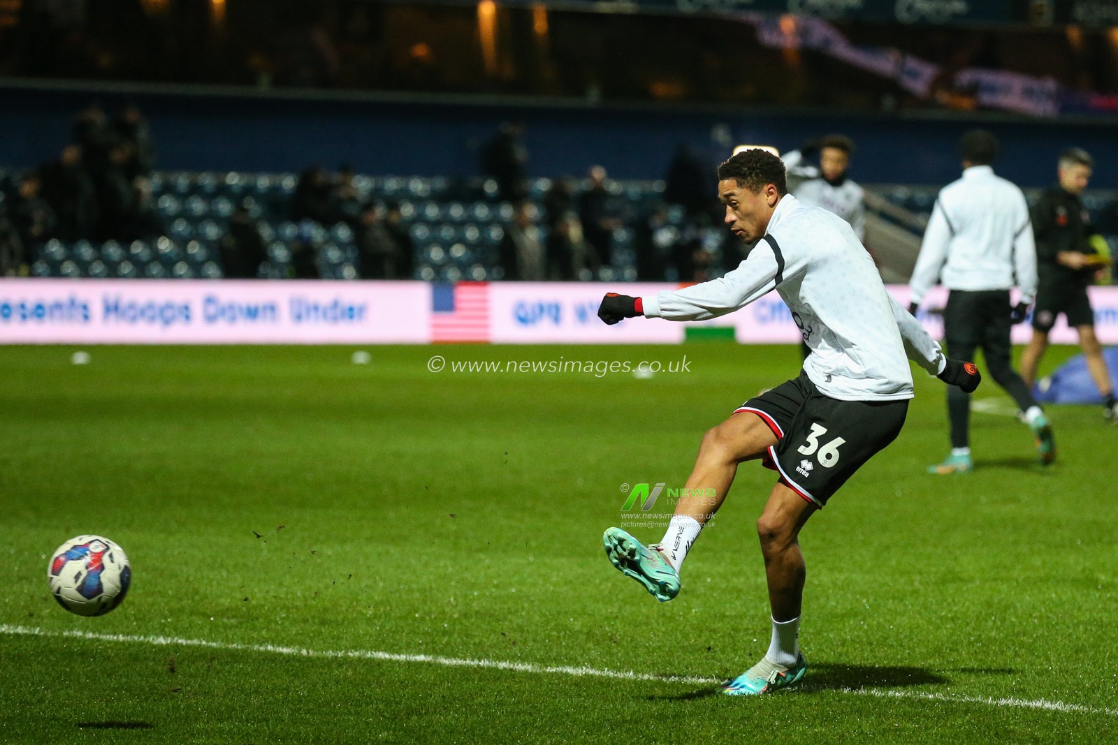 Daniel Jebbison #36 of Sheffield United warms up during the Sky Bet Championship match Queens Park Rangers vs Sheffield United at Kiyan Prince Foundation Stadium, London, United Kingdom, 2nd January 2023

(Photo by Arron Gent/News Images)