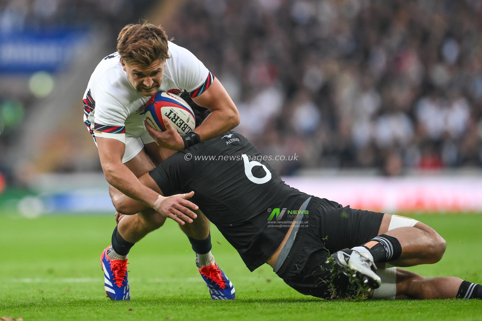 Henry Slade of England is tackled by Wallace Sititi of New Zealand during the Autumn Nations Series match England vs New Zealand at Allianz Stadium,, Twickenham, United Kingdom, 2nd November 2024

(Photo by Craig Thomas/News Images)