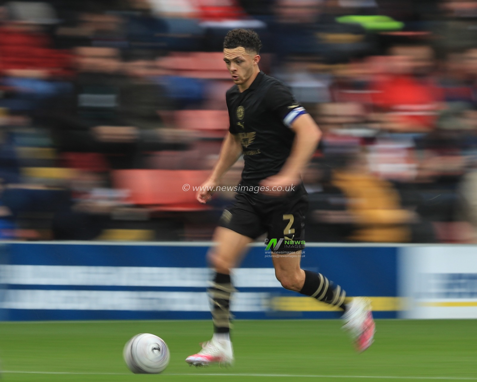 Jordan Williams #2 of Barnsley breaks with the ball during the Sky Bet League 1 match Leyton Orient vs Barnsley at Matchroom Stadium, London, United Kingdom, 21st October 2023

(Photo by Alfie Cosgrove/News Images)