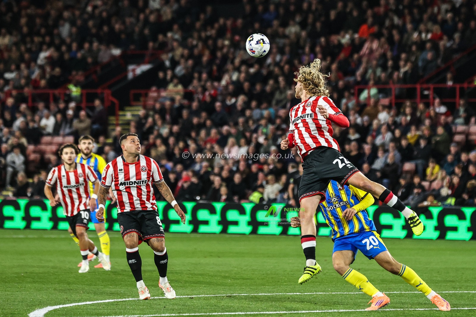 Tom Davies of Sheffield United heads the ball clear during the Sky Bet Championship match Sheffield United vs Southampton at Bramall Lane, Sheffield, United Kingdom, 30th September 2025

(Photo by Alfie Cosgrove/News Images)