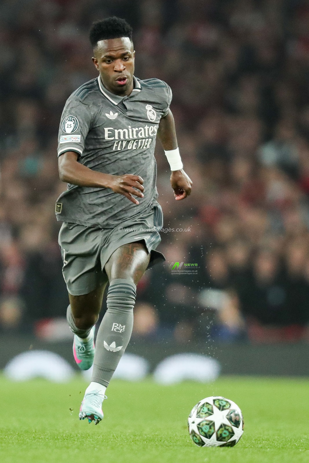 VinÃ­cius JÃºnior of Real Madrid breaks with the ball during the UEFA Champions League Quarter-finals match Arsenal vs Real Madrid at Emirates Stadium, London, United Kingdom, 8th April 2025

(Photo by Izzy Poles/News Images)