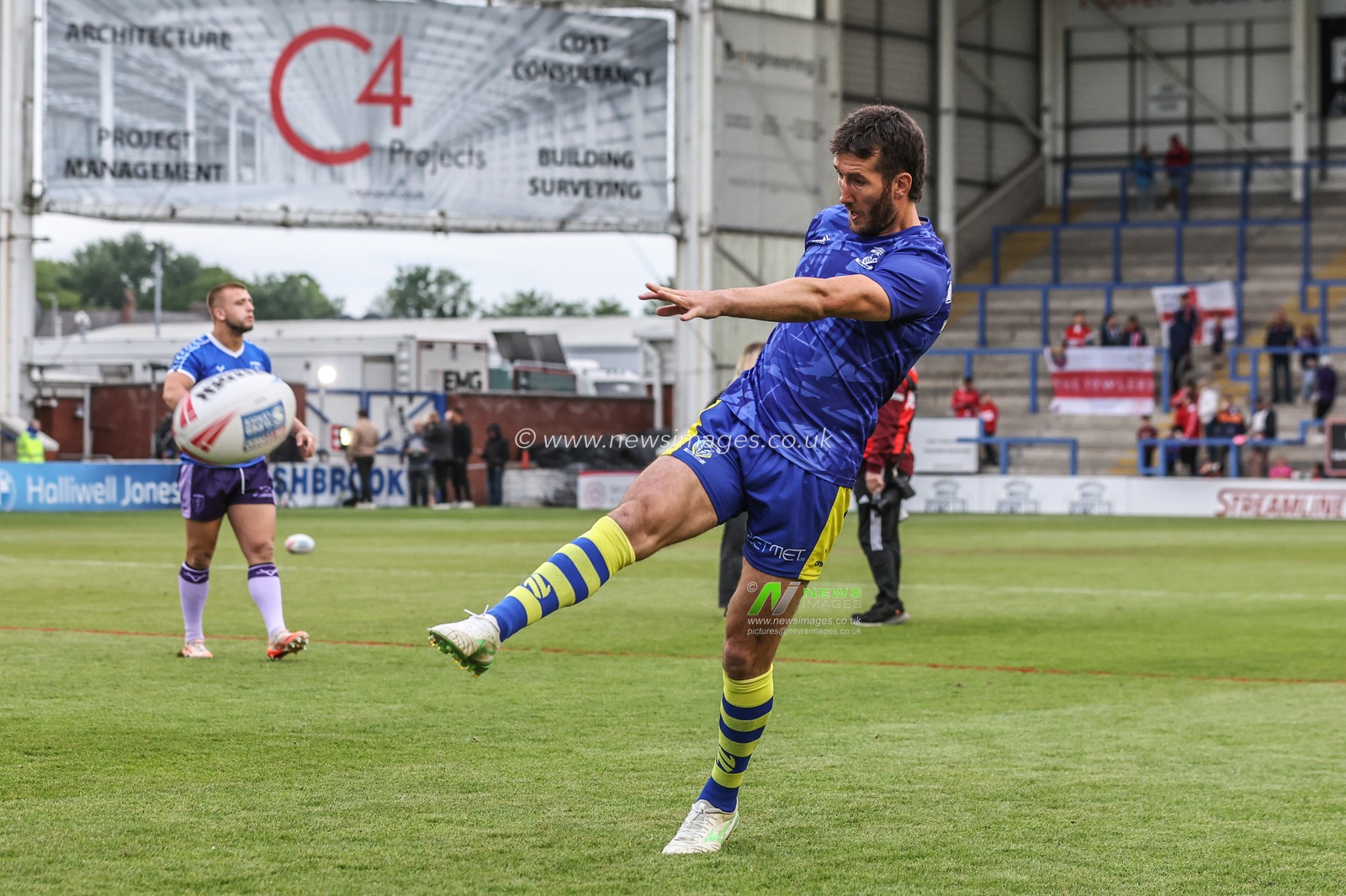 Stefan Ratchford of Warrington Wolves practices his kicks during pre-game warm up during the Betfred Super League Round 12 match Warrington Wolves vs Hull KR at Halliwell Jones Stadium, Warrington, United Kingdom, 23rd May 2025

(Photo by Alfie Cosgrove/News Images)
