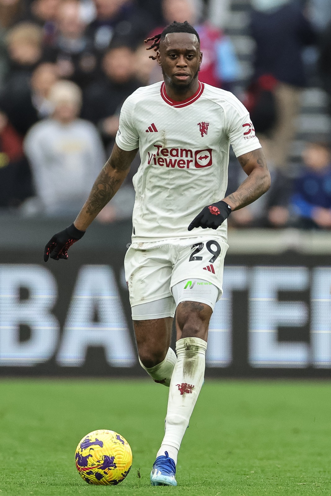 Aaron Wan-Bissaka of Manchester United with the ball during the Premier League match West Ham United vs Manchester United at London Stadium, London, United Kingdom, 23rd December 2023

(Photo by Mark Cosgrove/News Images)