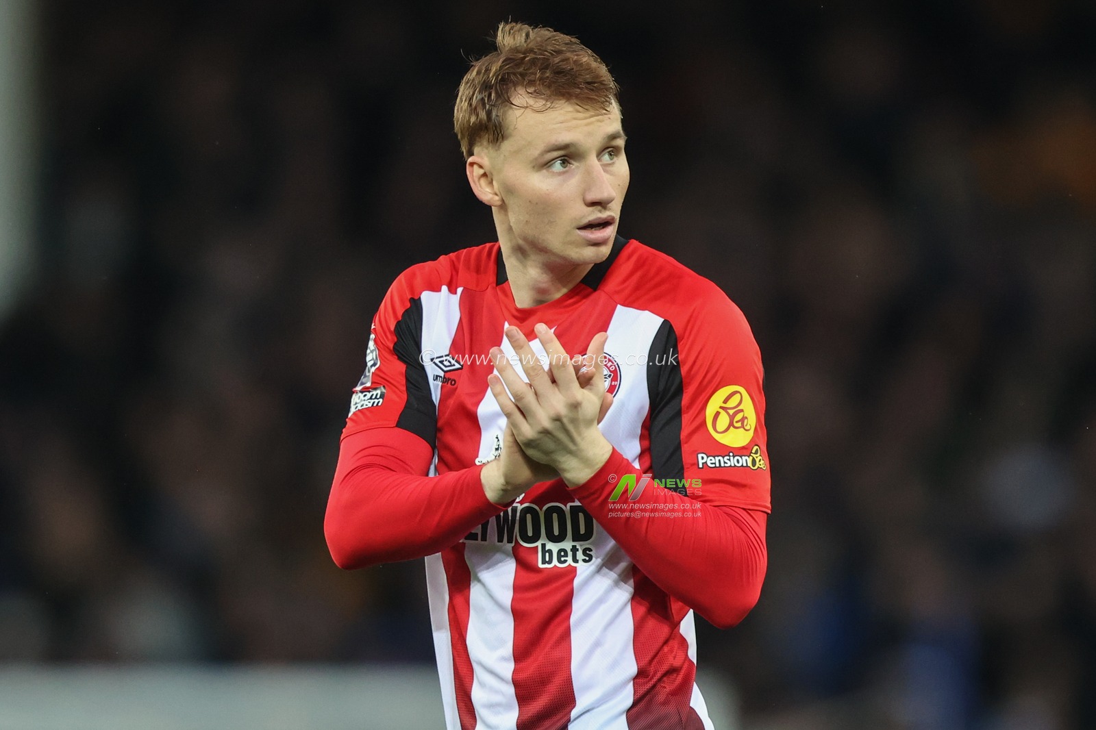 Sepp van den Berg of Brentford applauds the fans before the game during the Premier League match Everton vs Brentford at Goodison Park, Liverpool, United Kingdom, 23rd November 2024

(Photo by Alfie Cosgrove/News Images)
