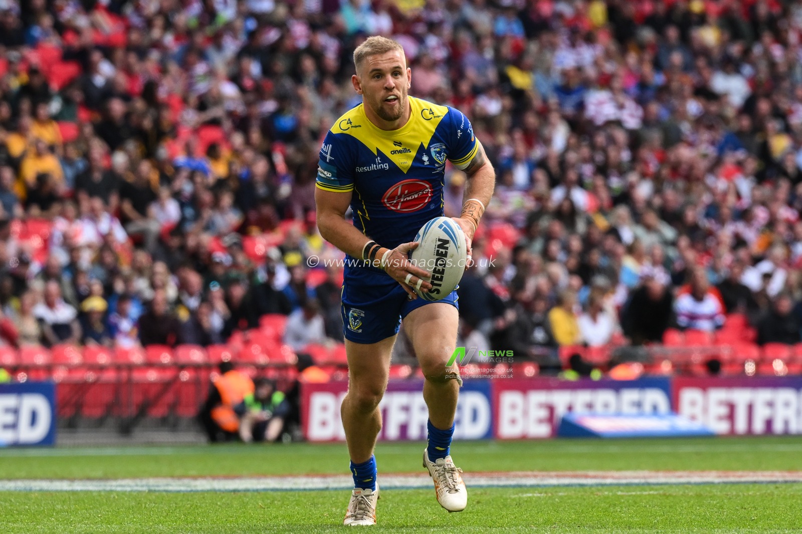 Matt Dufty of Warrington Wolves in action during the Betfred Challenge Cup Final match Warrington Wolves vs Wigan Warriors at Wembley Stadium, London, United Kingdom, 8th June 2024

(Photo by Craig Thomas/News Images)
